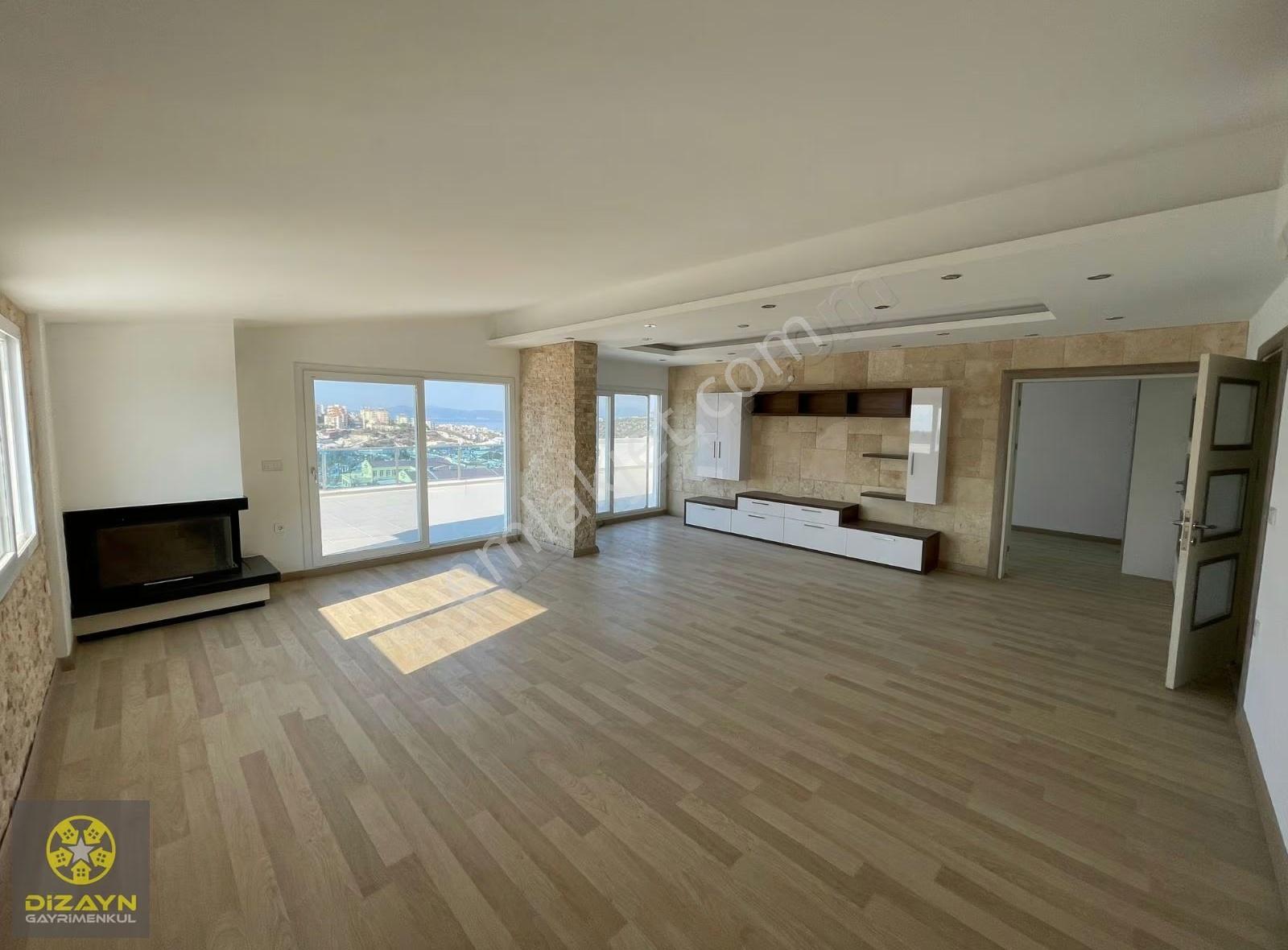 Kuşadası Merkezde Satılık 4+1 Deniz Manzaralı Dubleks Daire