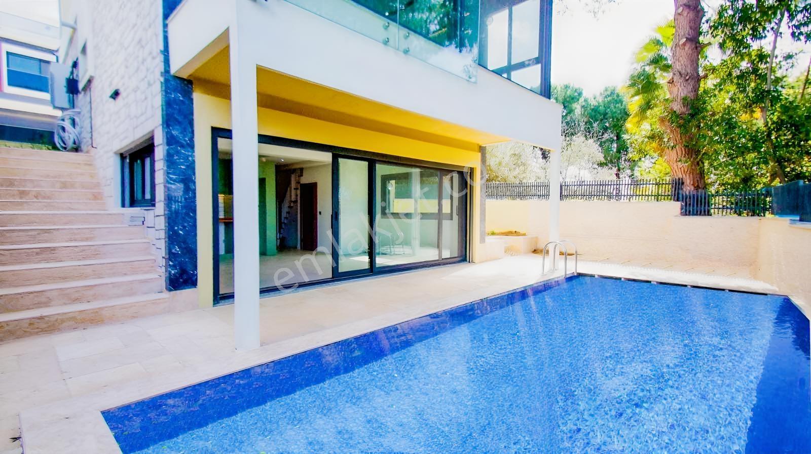Özel Asansörlü Urla Kalabakta Tam Müstakil Havuzlu 4+1 240m2 Sıf