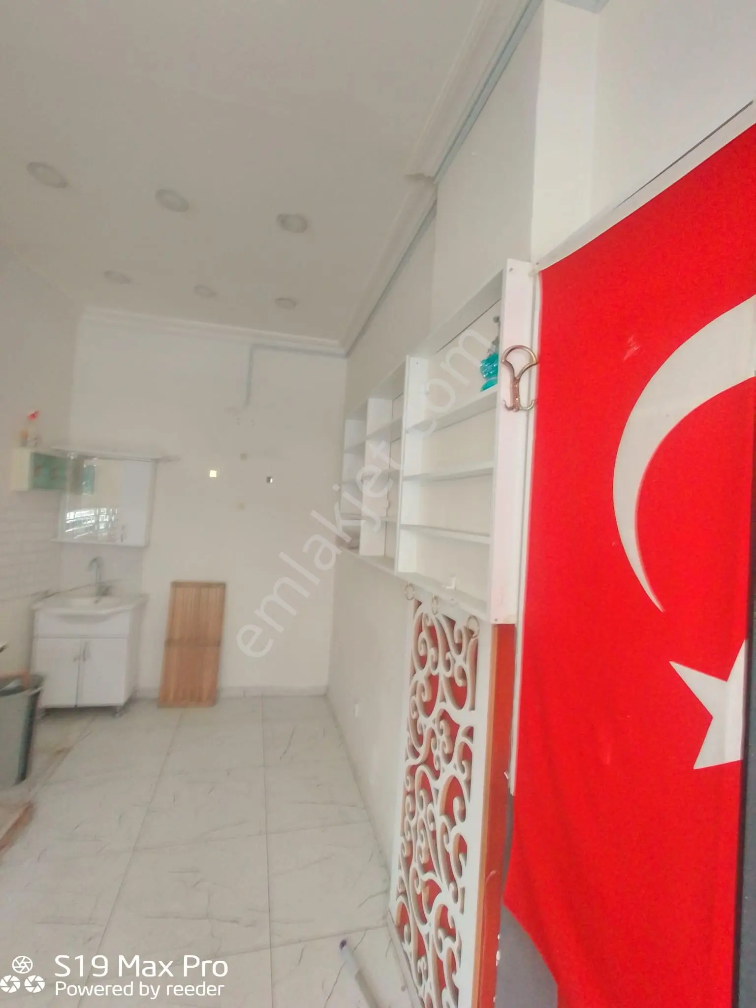 Konum Emlaktan Manisanın En İşlek Caddesine Cepheli Satılık Fırsat Dükkanı