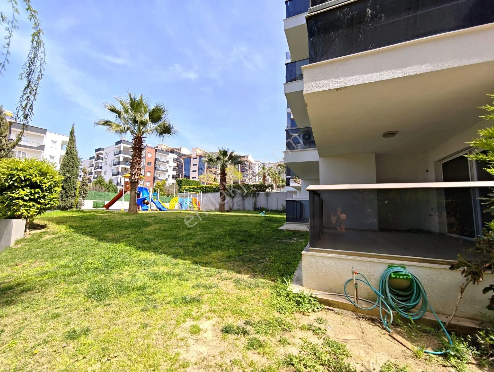 Kuşadası Havuzlu Güvenlikli Elit Sitede Bahçe Katı Kiralık Geniş Daire - Görsel 4