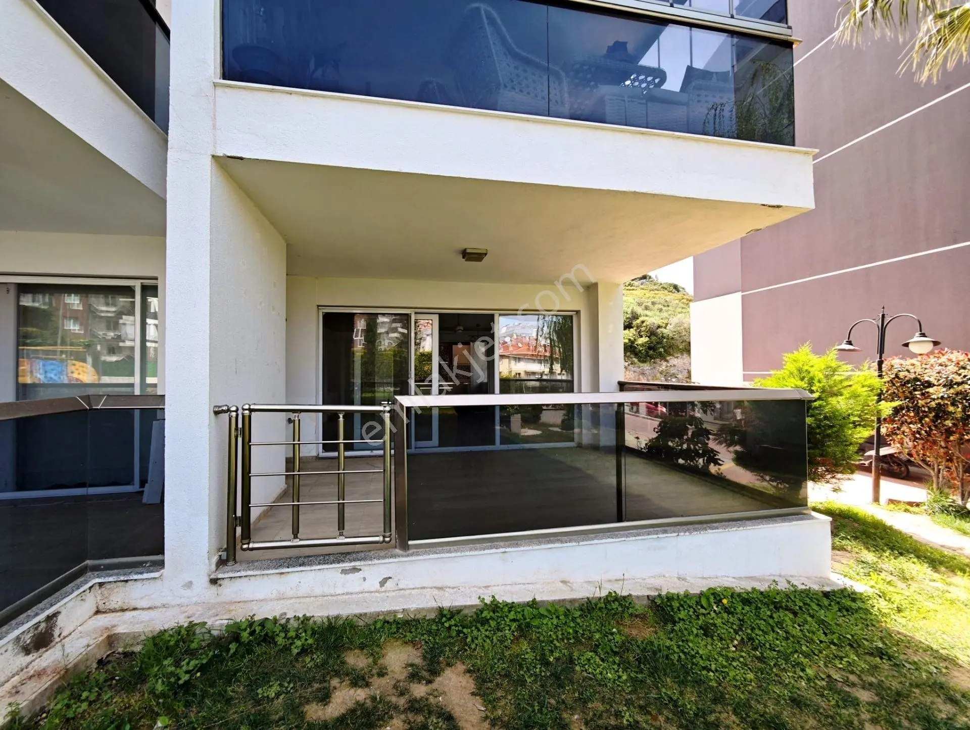 Kuşadası Havuzlu Güvenlikli Elit Sitede Bahçe Katı Kiralık Geniş Daire - Görsel 5