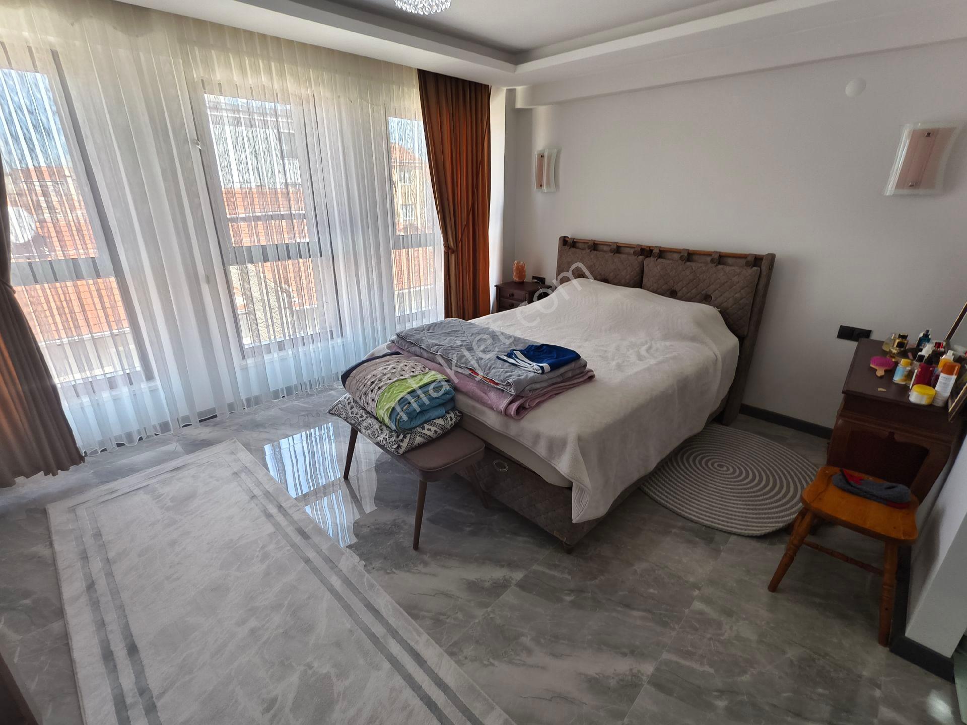 Pera'dan Sazova Kavaklar Sk 290 M2 5+1 Kiralık Triblex Villa - Görsel 13
