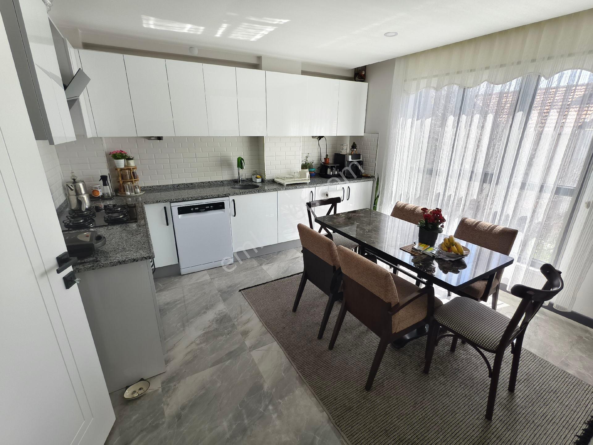 Pera'dan Sazova Kavaklar Sk 290 M2 5+1 Kiralık Triblex Villa - Görsel 11