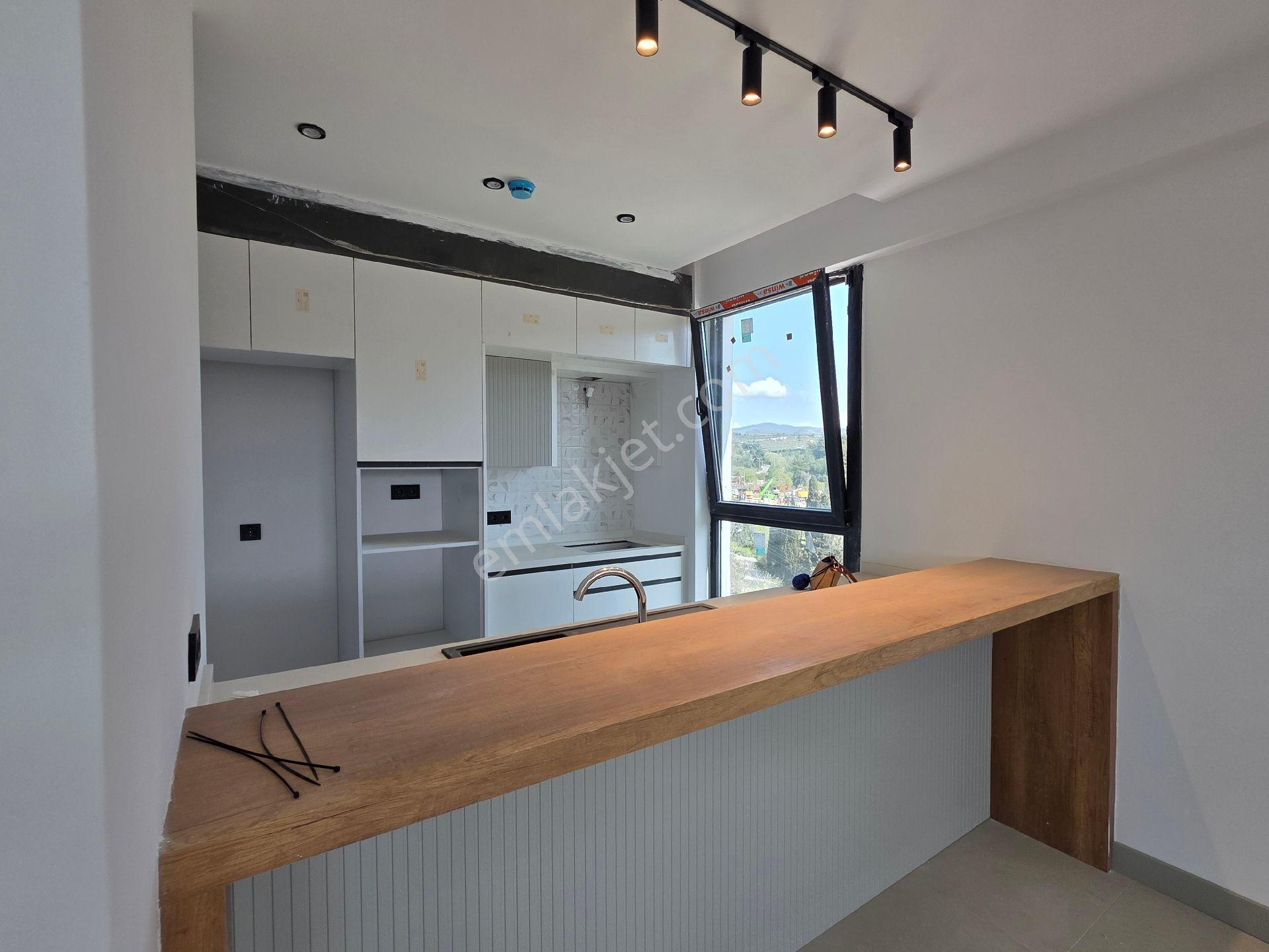 Kuşadası'nda Geniş Balkon Ön Cephe Daire - Görsel 12