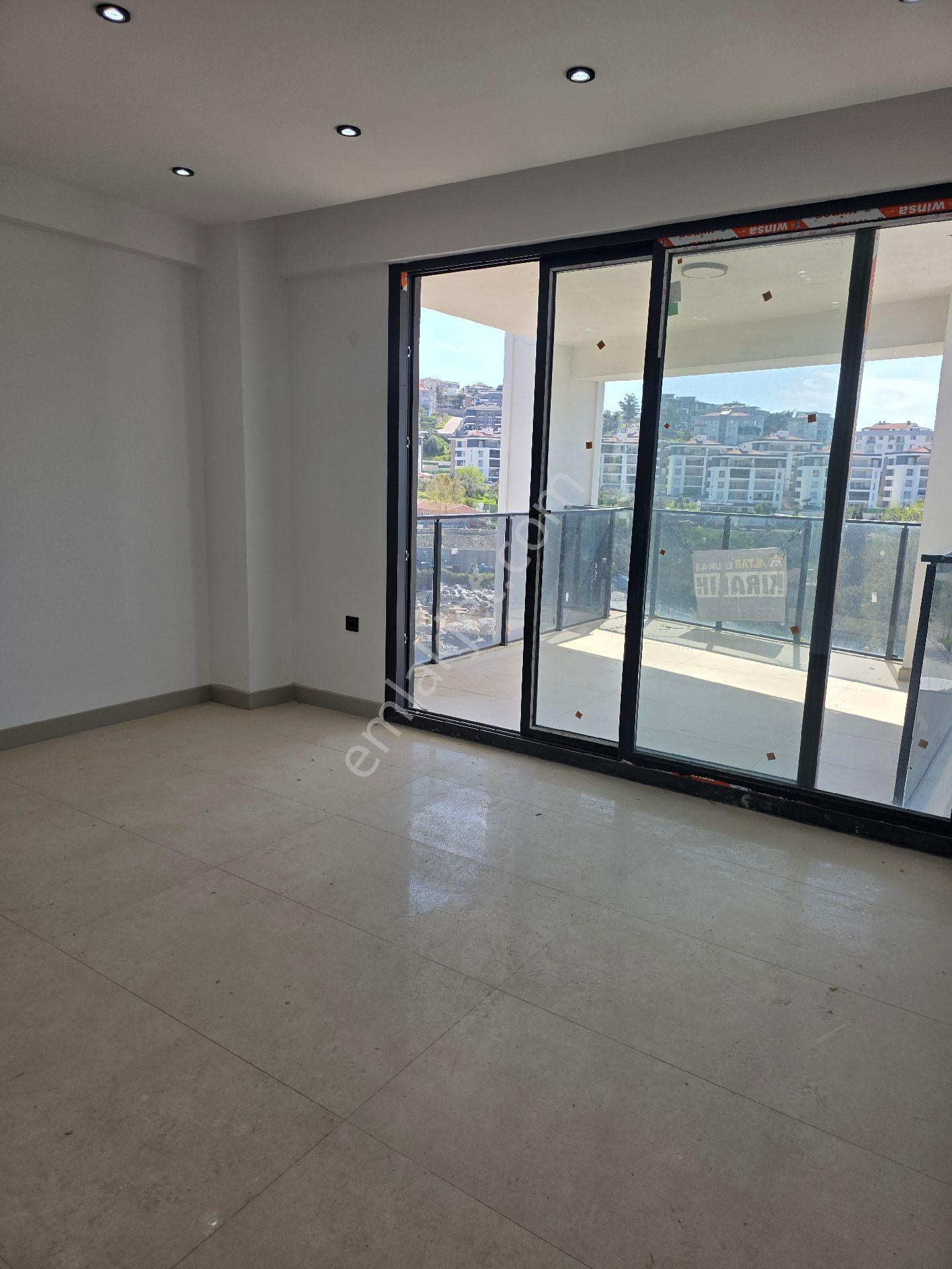 Kuşadası'nda Geniş Balkon Ön Cephe Daire - Görsel 21