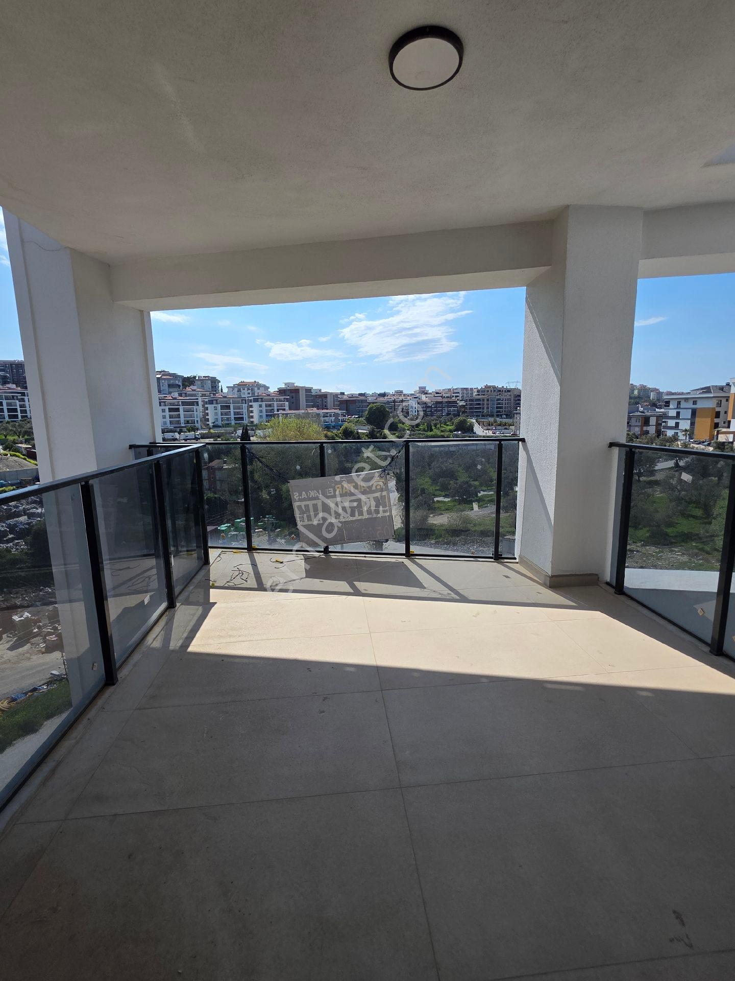 Kuşadası'nda Geniş Balkon Ön Cephe Daire - Görsel 10