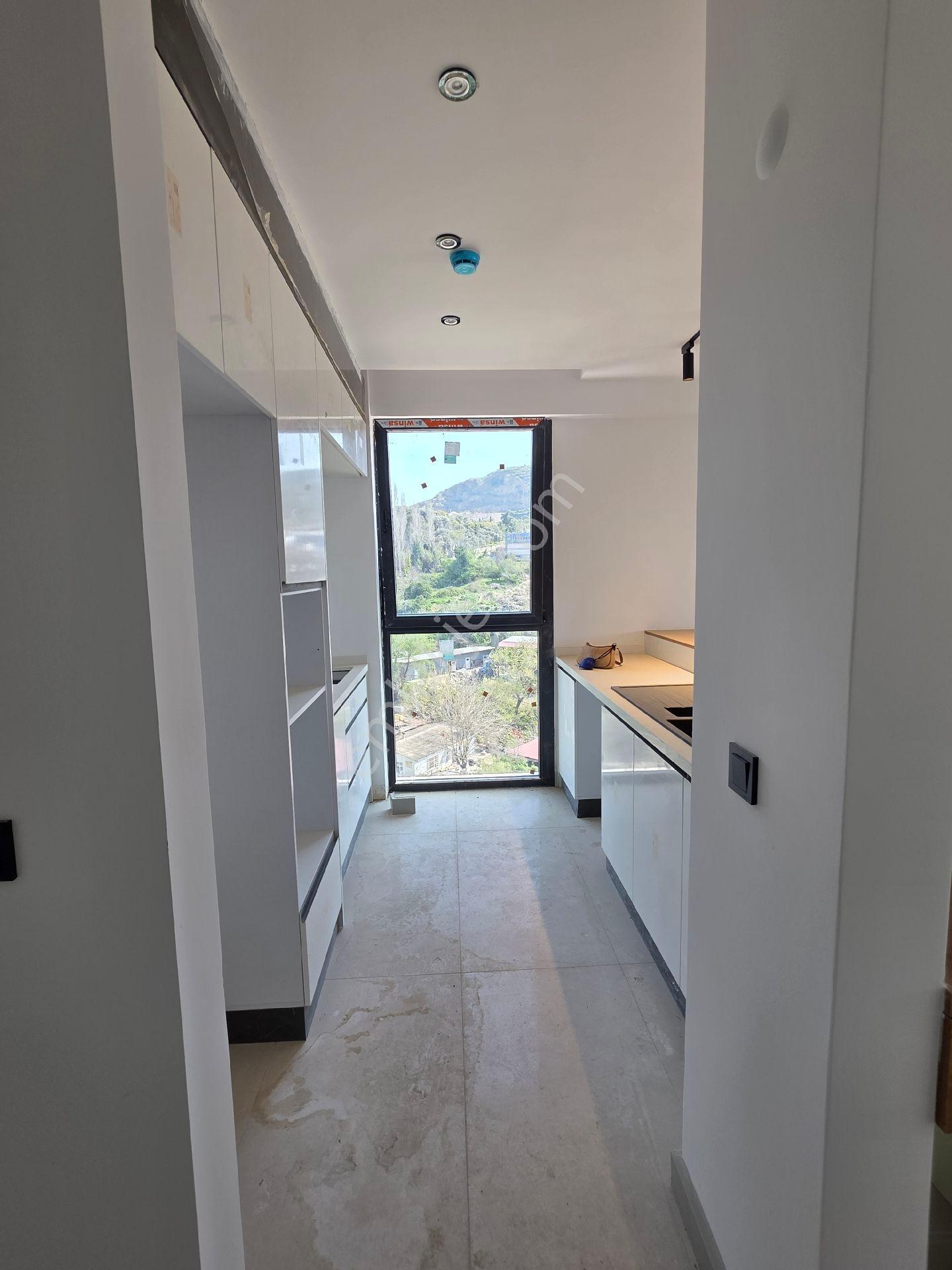 Kuşadası'nda Geniş Balkon Ön Cephe Daire - Görsel 16
