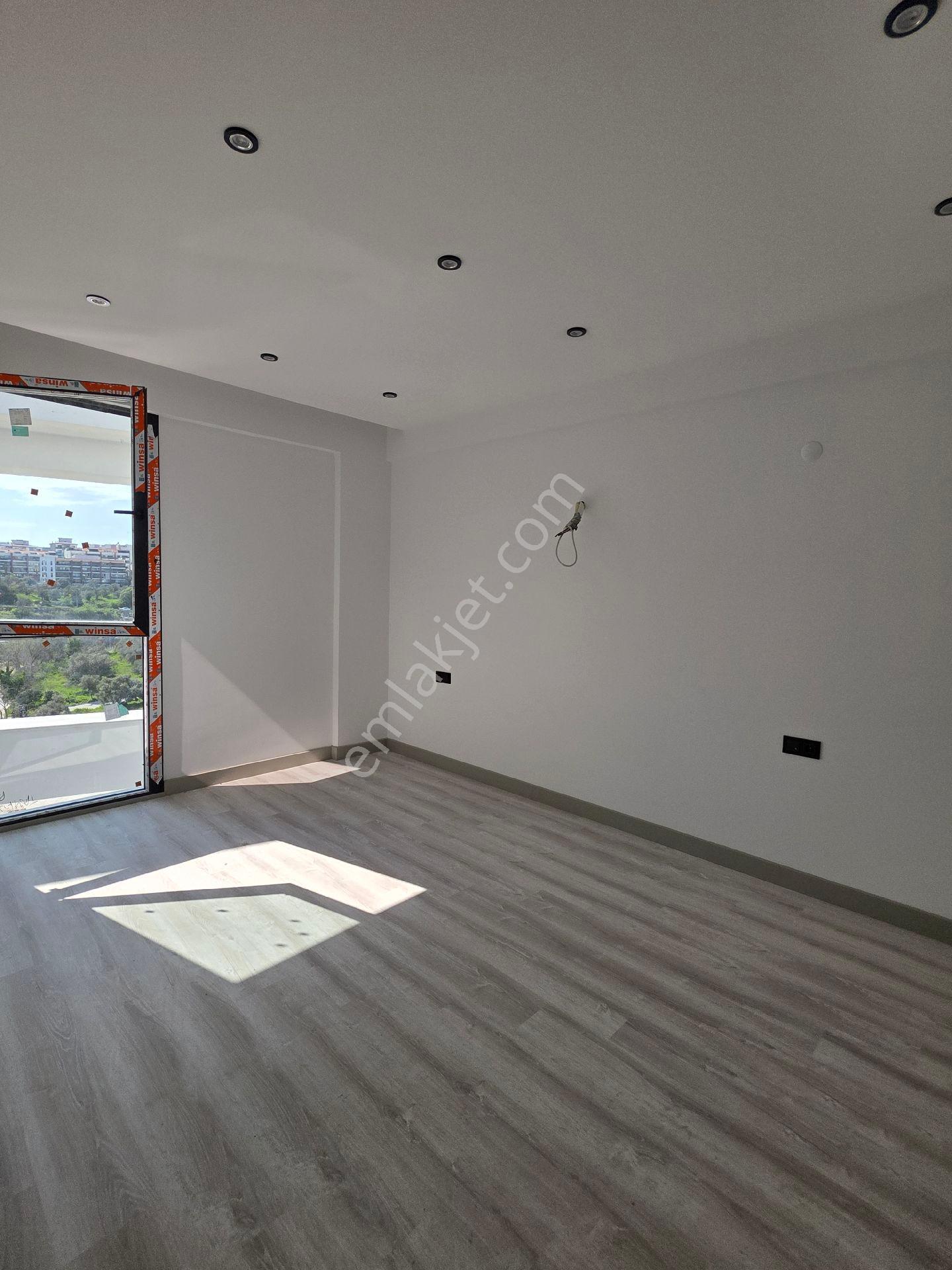 Kuşadası'nda Geniş Balkon Ön Cephe Daire - Görsel 31