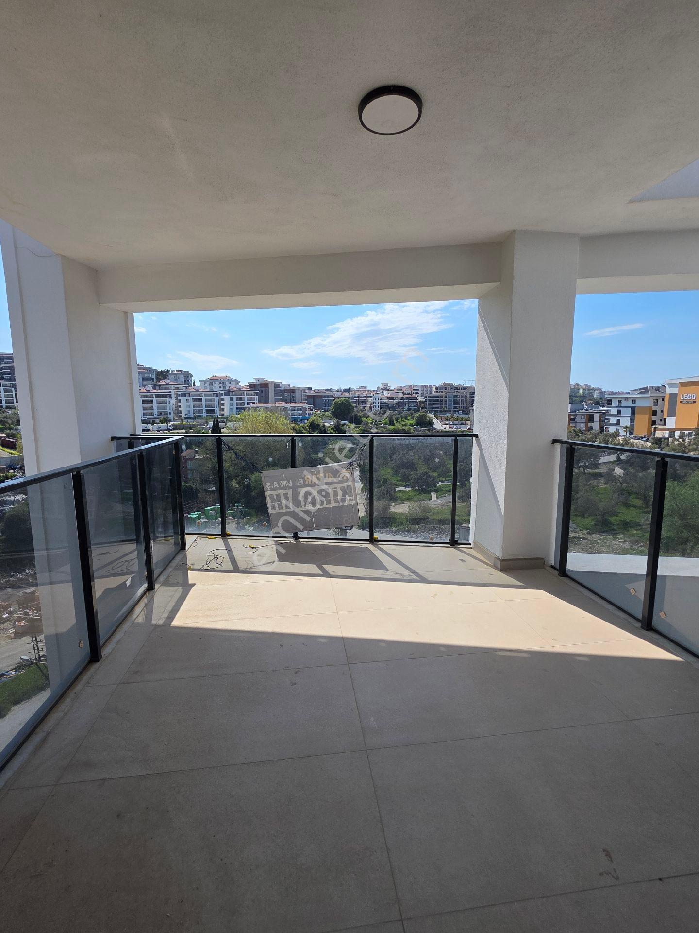 Kuşadası'nda Geniş Balkon Ön Cephe Daire - Görsel 20