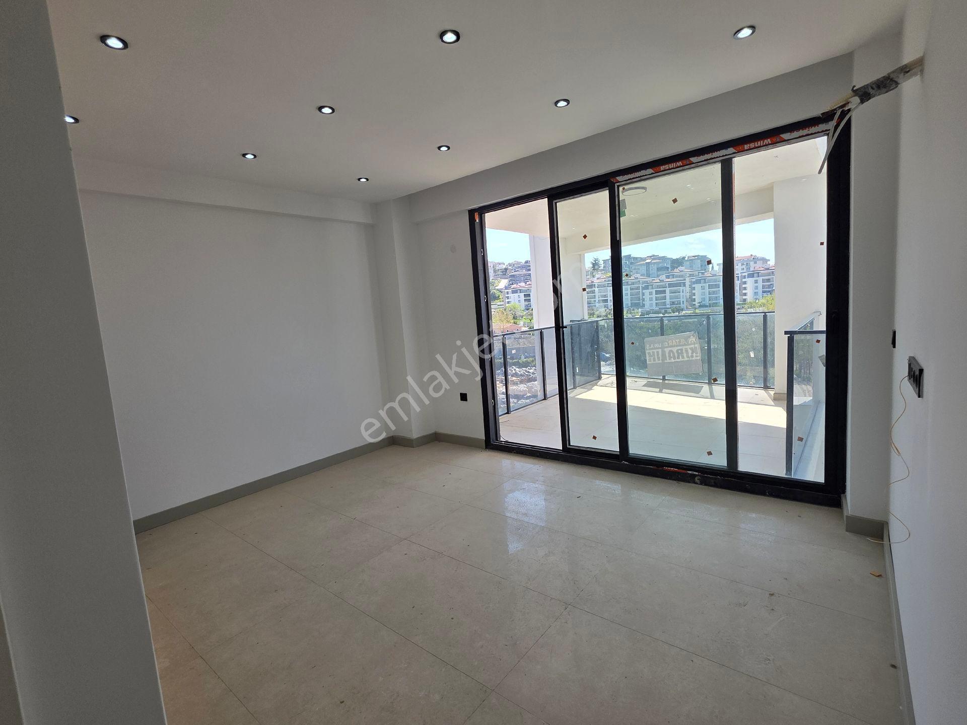 Kuşadası'nda Geniş Balkon Ön Cephe Daire - Görsel 19