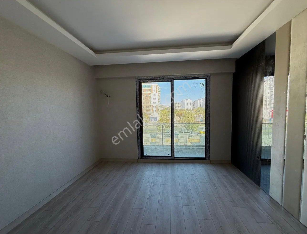 3.5+1 Teraslı, Çamaşır Odalı Lüks Daire
