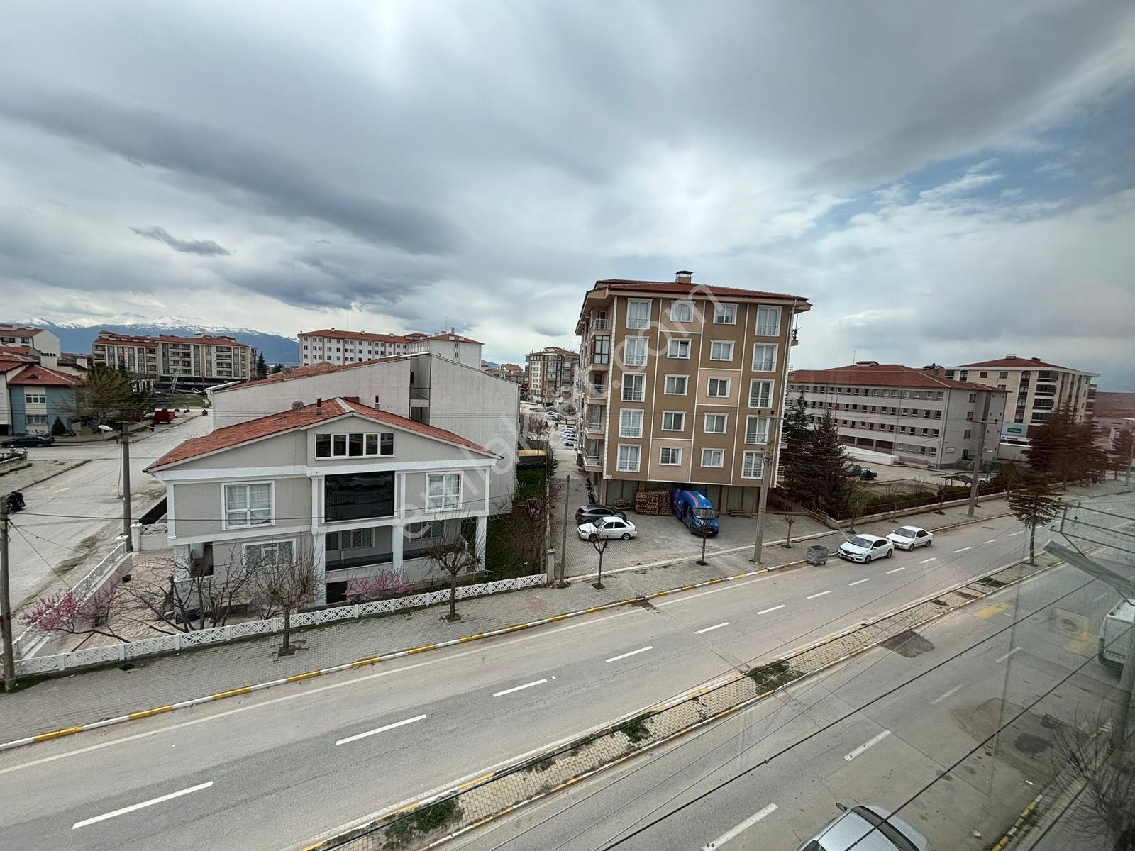 Yaman'dan Bolvadin Sağlık Meslek Lise Karşısı Satılık 3+1 Daire - Görsel 17
