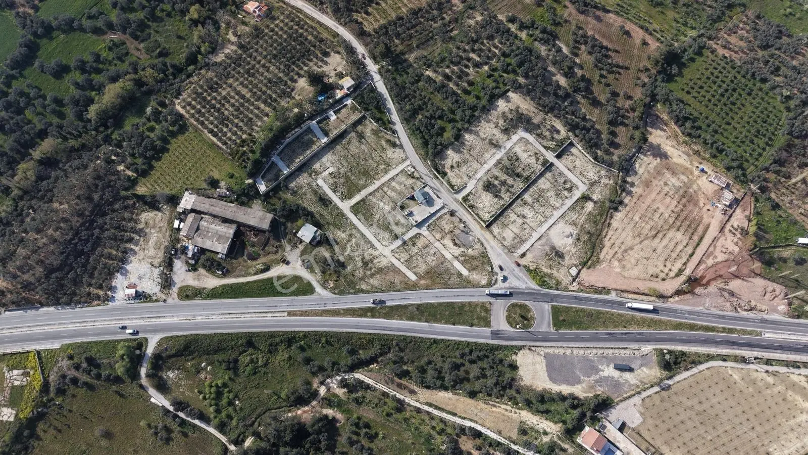 Vişneli Kavşağında Satılık 636 M² Tapulu Elektrik Su Hazır Bahçe - Görsel 3