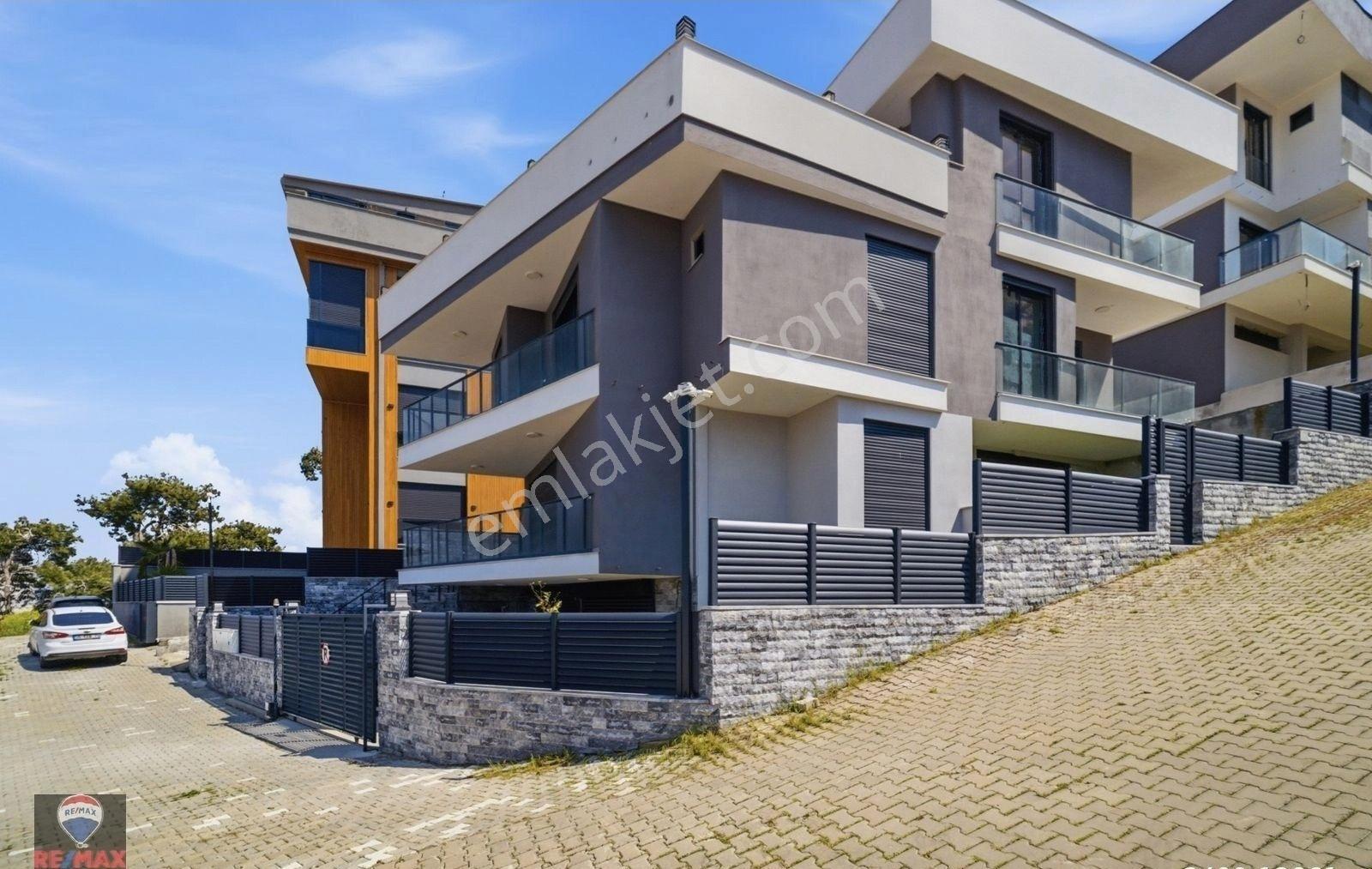 Narlıdere Merkezde Deniz Manzaralı 4+1 Satılık Villa