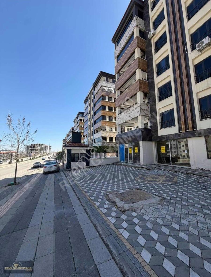 Renk Ten İbni Sina Da Ana Cadde Üzeri Düz Giriş Satılık İş Yeri