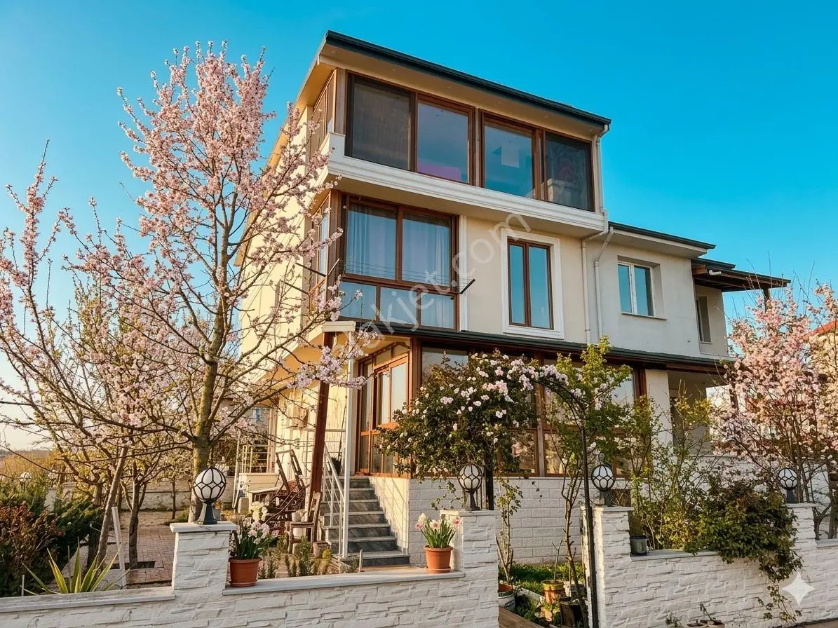 Marmara Ereğlisi Satık Havuzlu Deniz Manzaralı 3 Katlı Villa