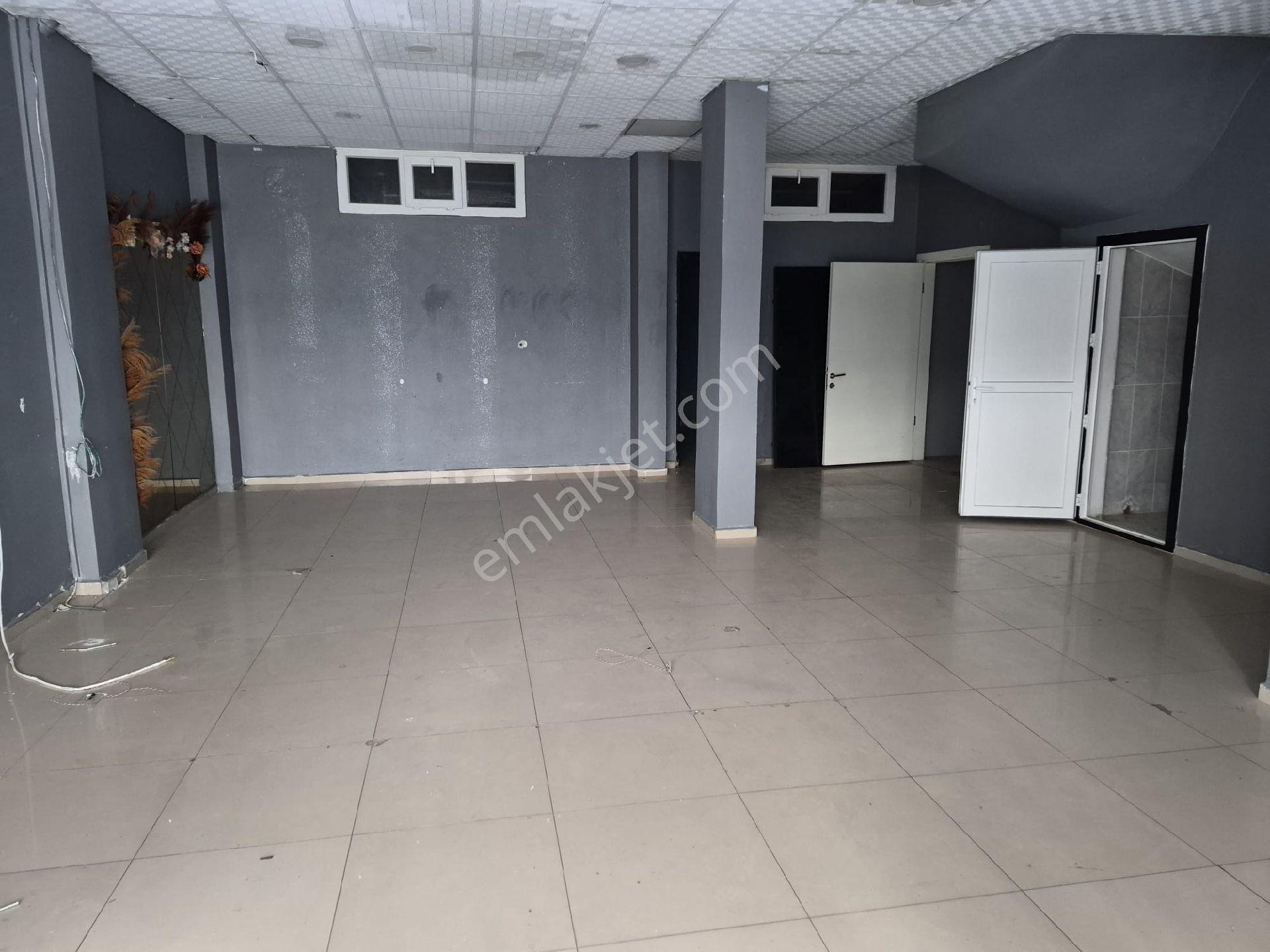 Buca Göksu'da Merkezi Konumda Kiralık Geniş Dükkan
