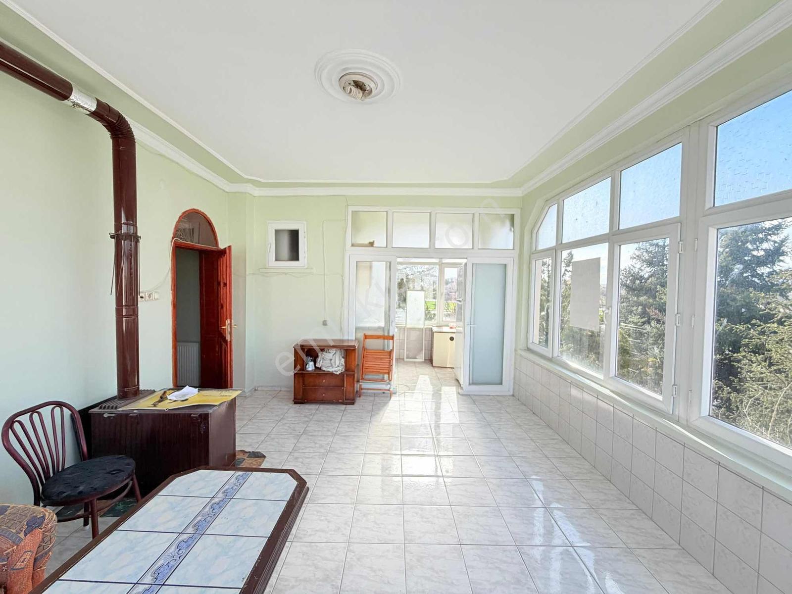 Toki Yolu Ana Cadde Üzerinde! 8 Odalı 3 Katlı Kiralık Villa - Görsel 24