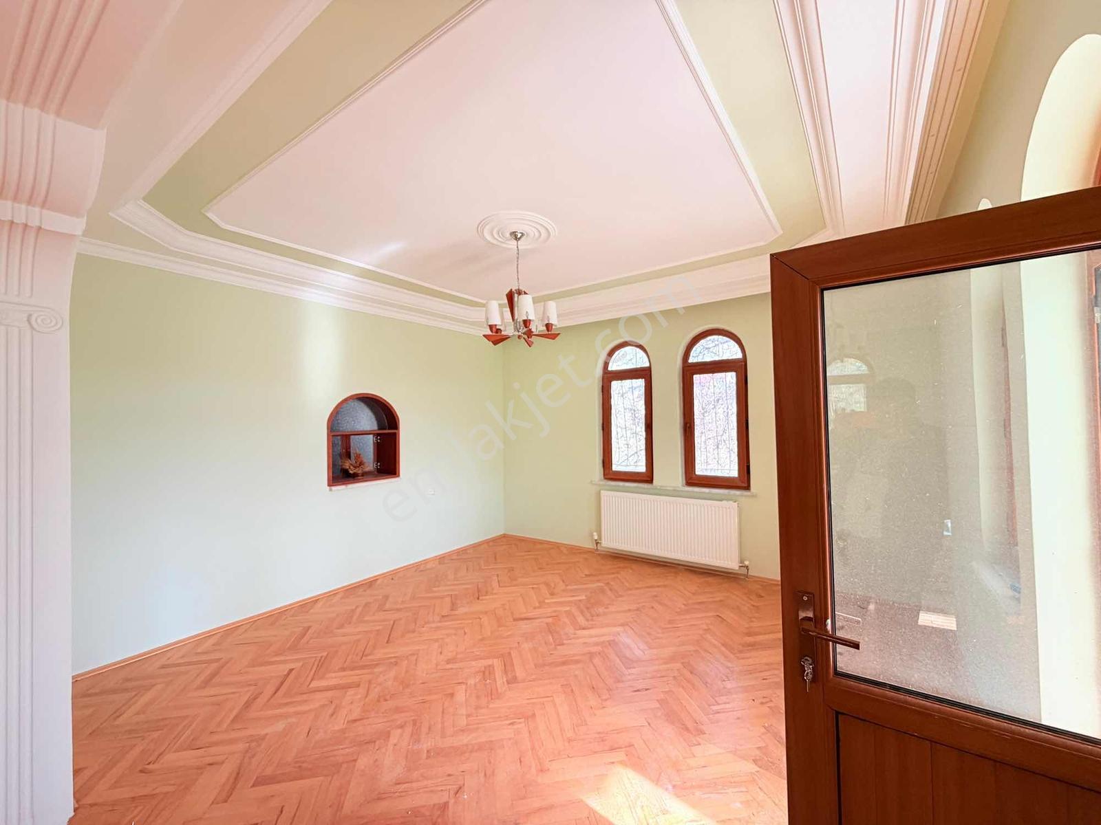 Toki Yolu Ana Cadde Üzerinde! 8 Odalı 3 Katlı Kiralık Villa - Görsel 33