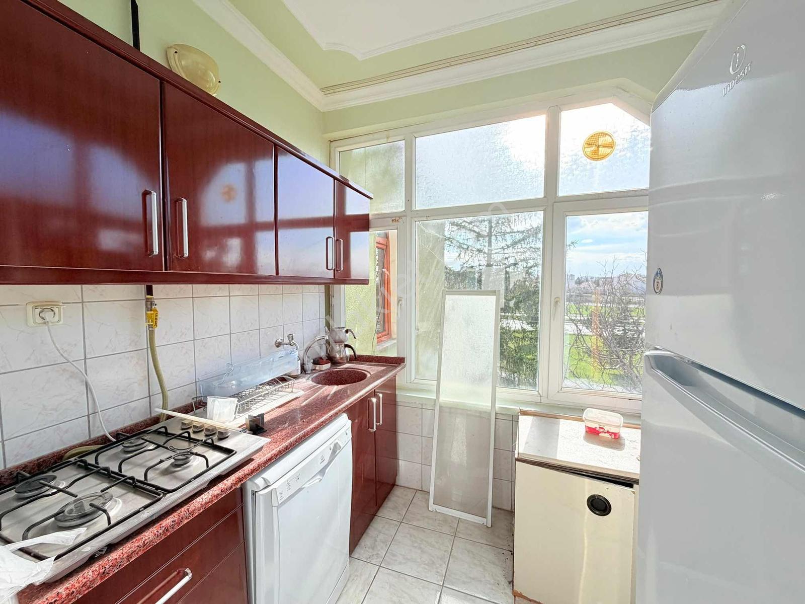 Toki Yolu Ana Cadde Üzerinde! 8 Odalı 3 Katlı Kiralık Villa - Görsel 34