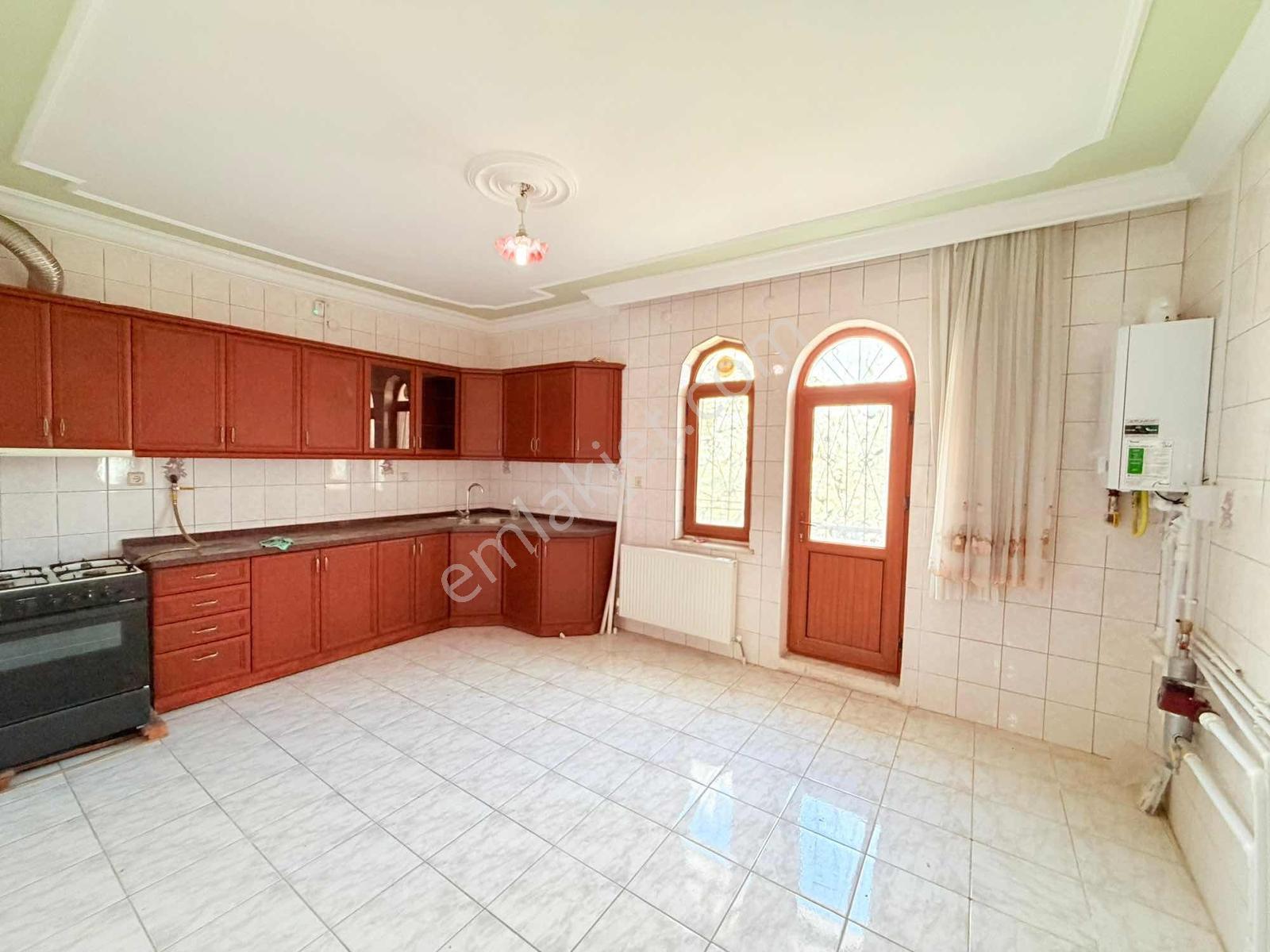 Toki Yolu Ana Cadde Üzerinde! 8 Odalı 3 Katlı Kiralık Villa - Görsel 17