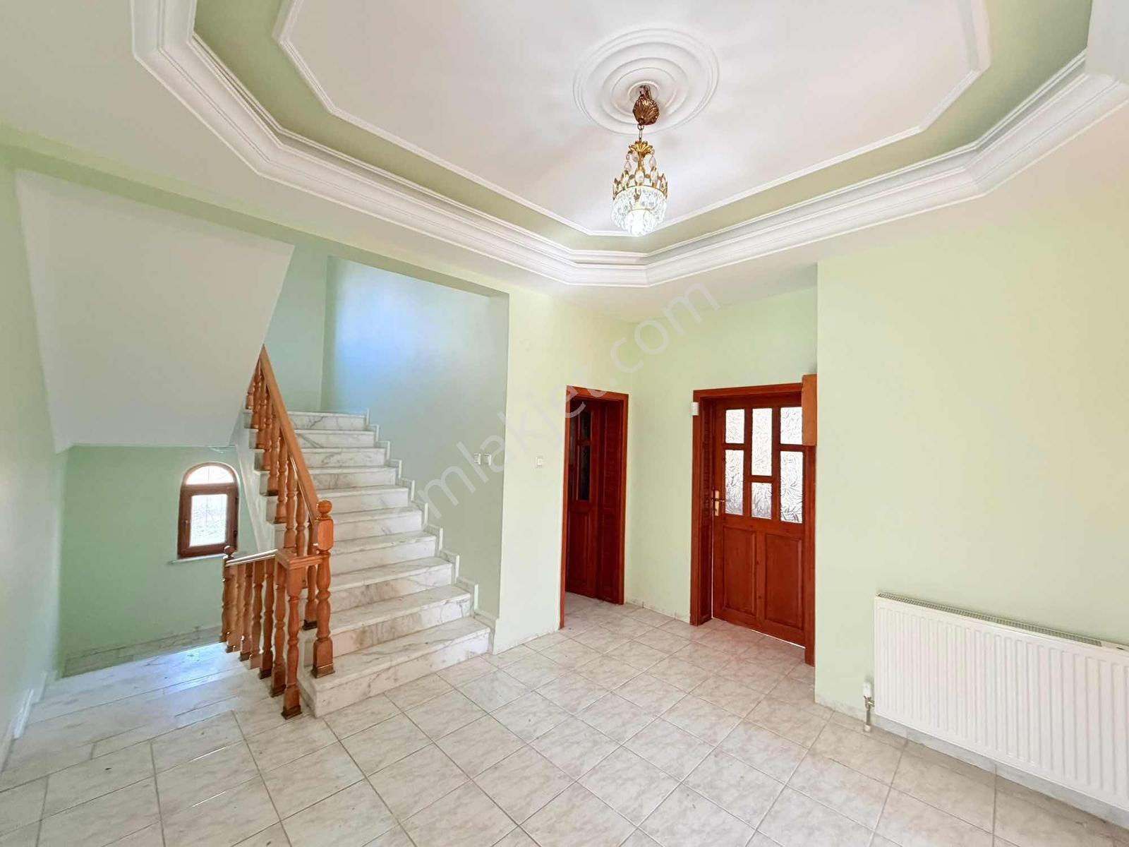 Toki Yolu Ana Cadde Üzerinde! 8 Odalı 3 Katlı Kiralık Villa - Görsel 6