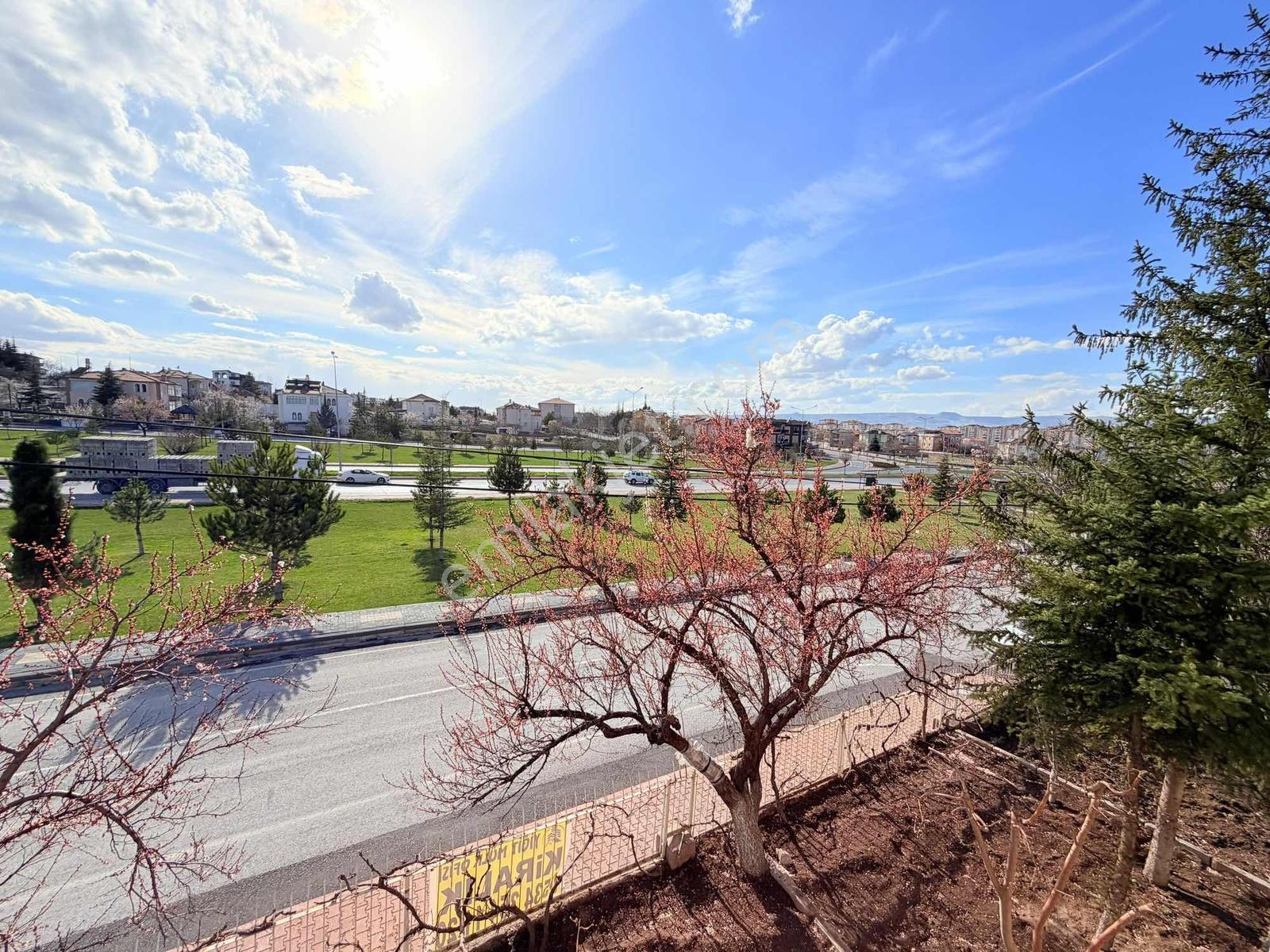 Toki Yolu Ana Cadde Üzerinde! 8 Odalı 3 Katlı Kiralık Villa - Görsel 31