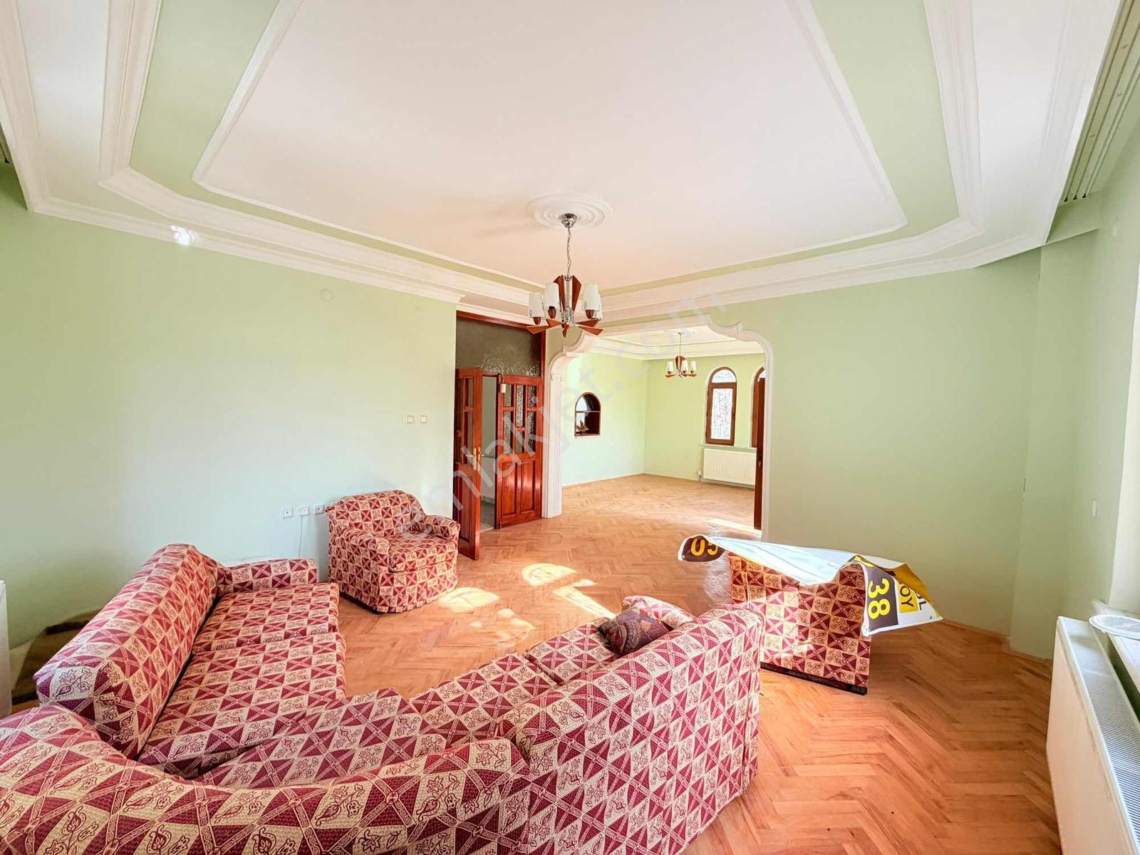 Toki Yolu Ana Cadde Üzerinde! 8 Odalı 3 Katlı Kiralık Villa - Görsel 29