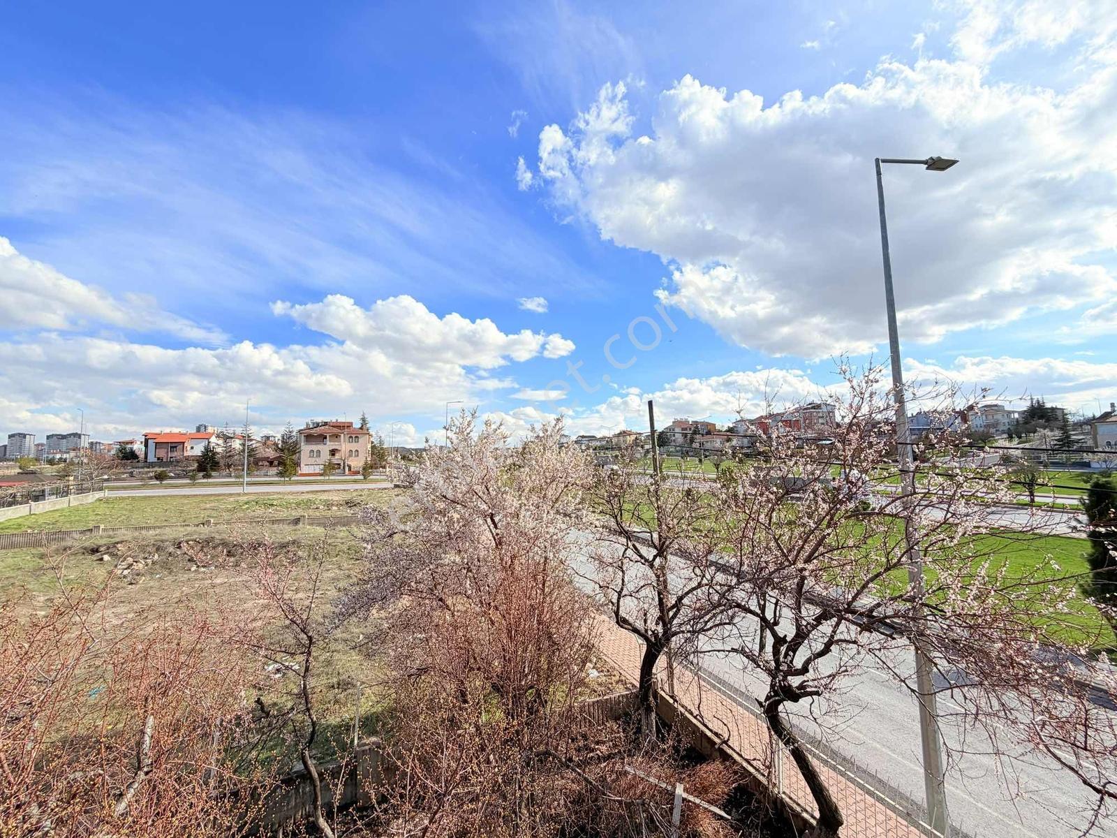 Toki Yolu Ana Cadde Üzerinde! 8 Odalı 3 Katlı Kiralık Villa - Görsel 30