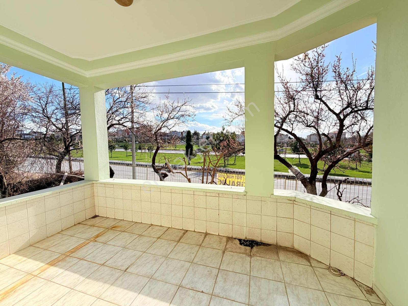 Toki Yolu Ana Cadde Üzerinde! 8 Odalı 3 Katlı Kiralık Villa - Görsel 27