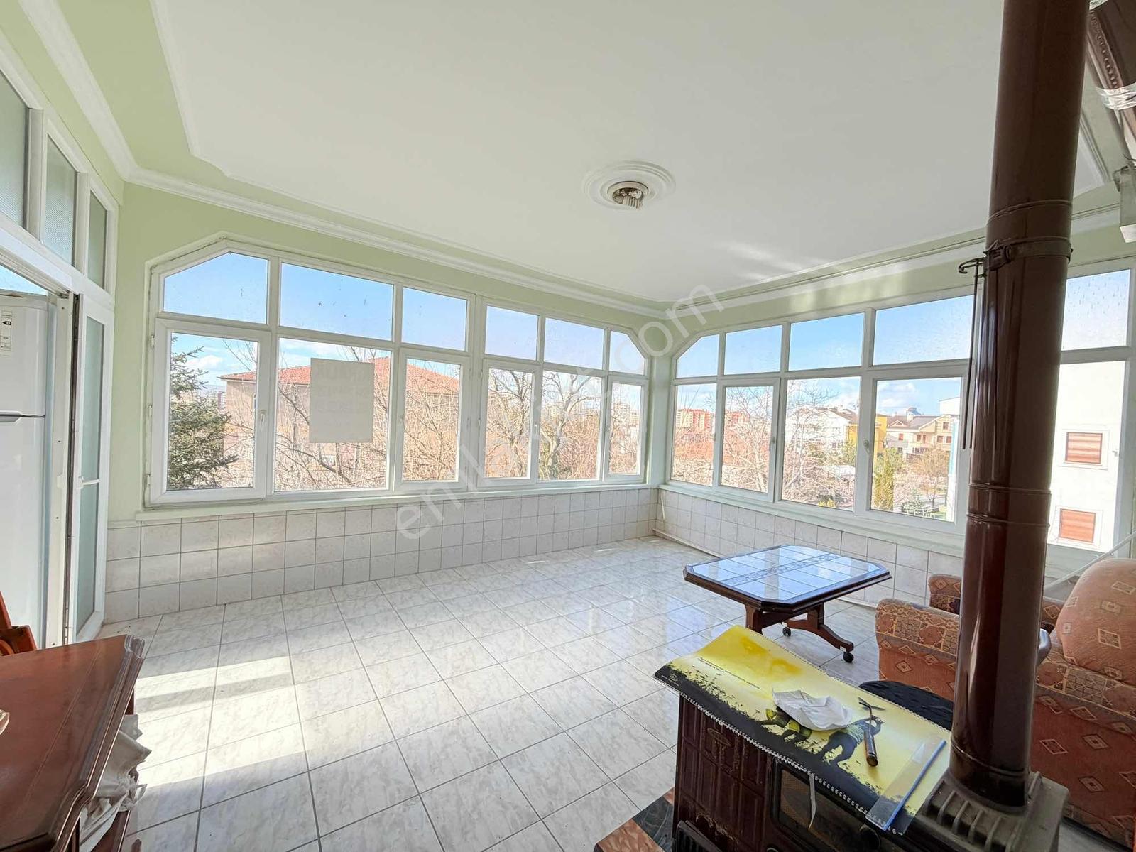 Toki Yolu Ana Cadde Üzerinde! 8 Odalı 3 Katlı Kiralık Villa - Görsel 21