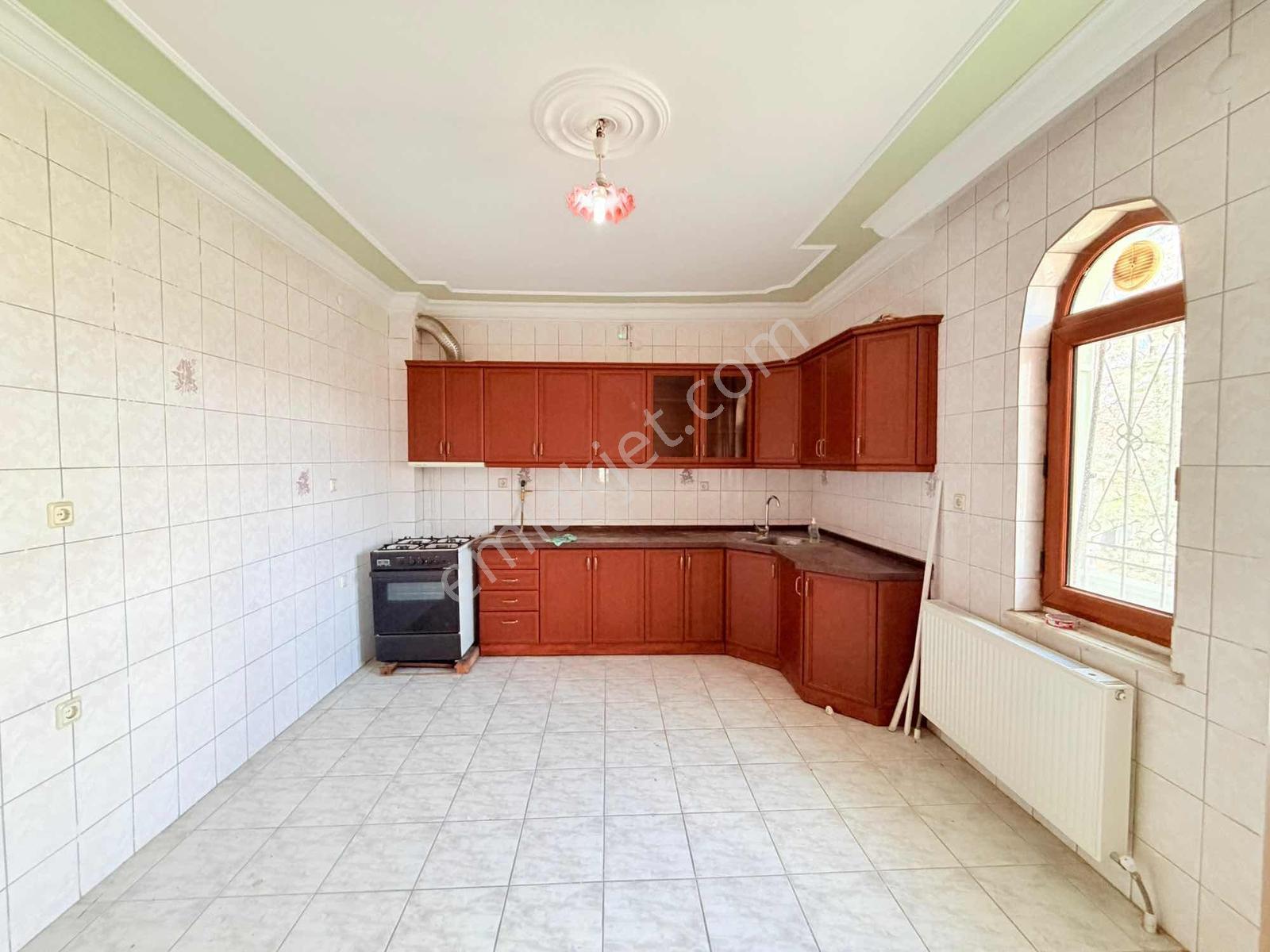 Toki Yolu Ana Cadde Üzerinde! 8 Odalı 3 Katlı Kiralık Villa - Görsel 20