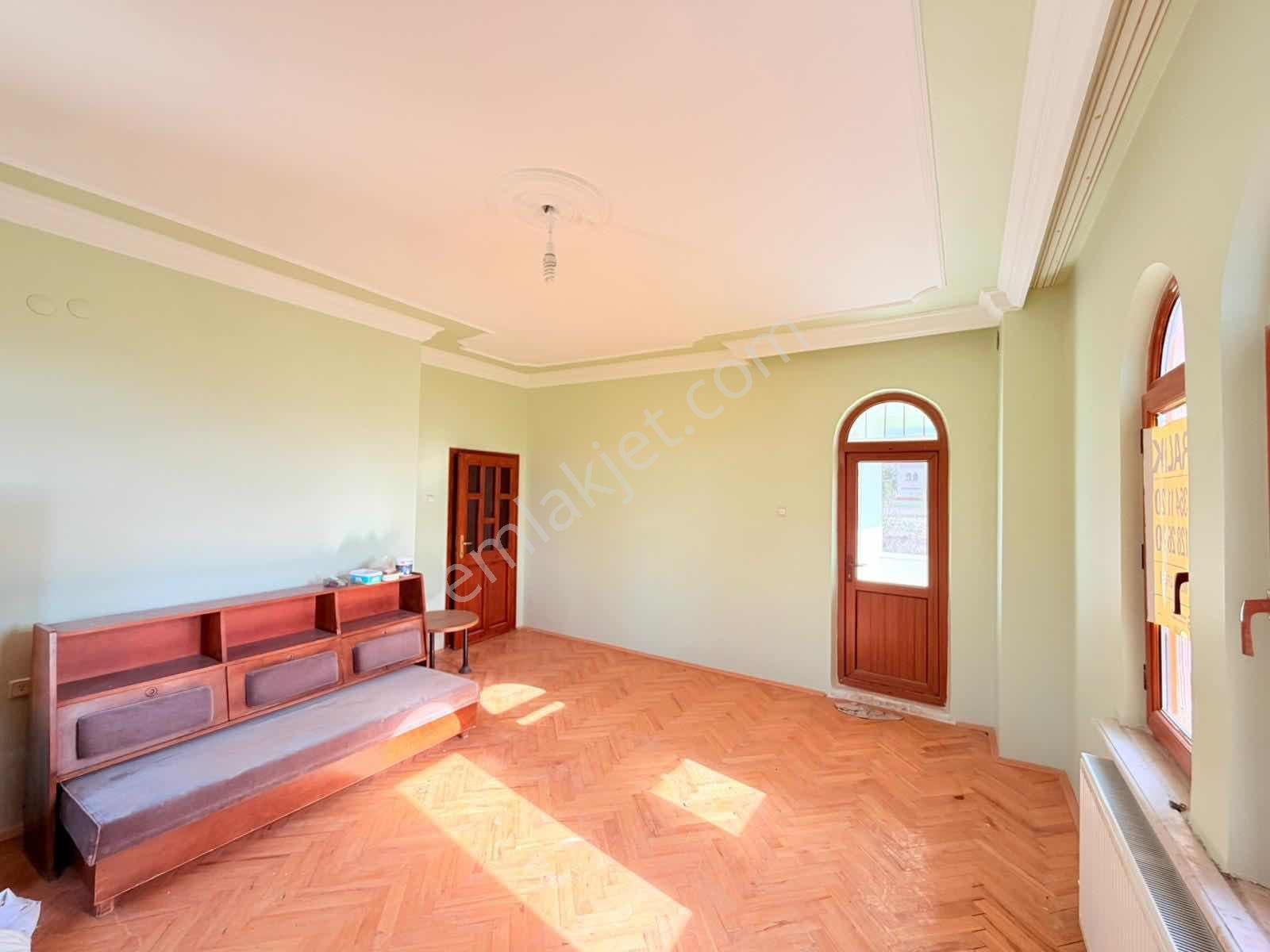 Toki Yolu Ana Cadde Üzerinde! 8 Odalı 3 Katlı Kiralık Villa - Görsel 8