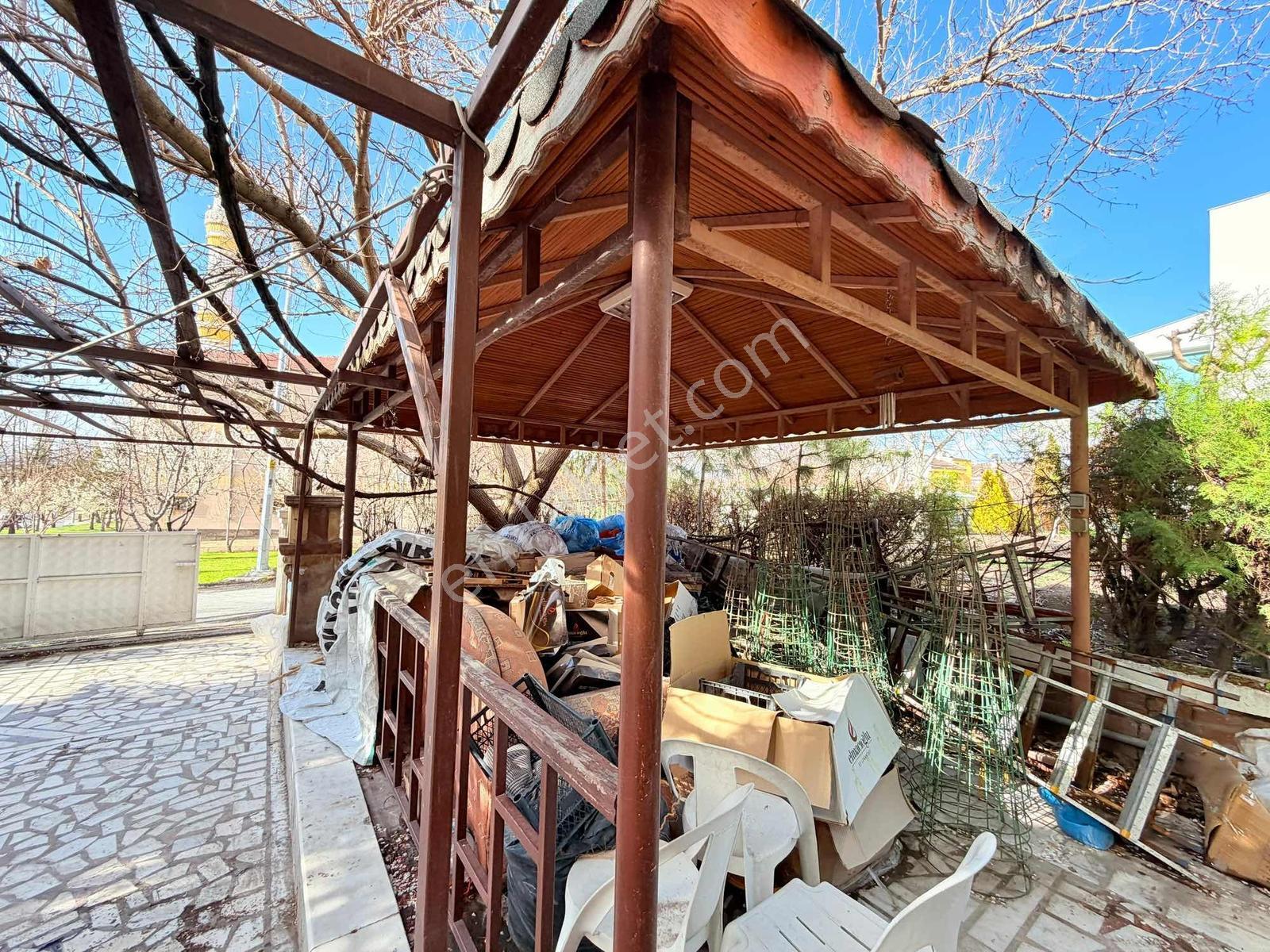Toki Yolu Ana Cadde Üzerinde! 8 Odalı 3 Katlı Kiralık Villa - Görsel 25