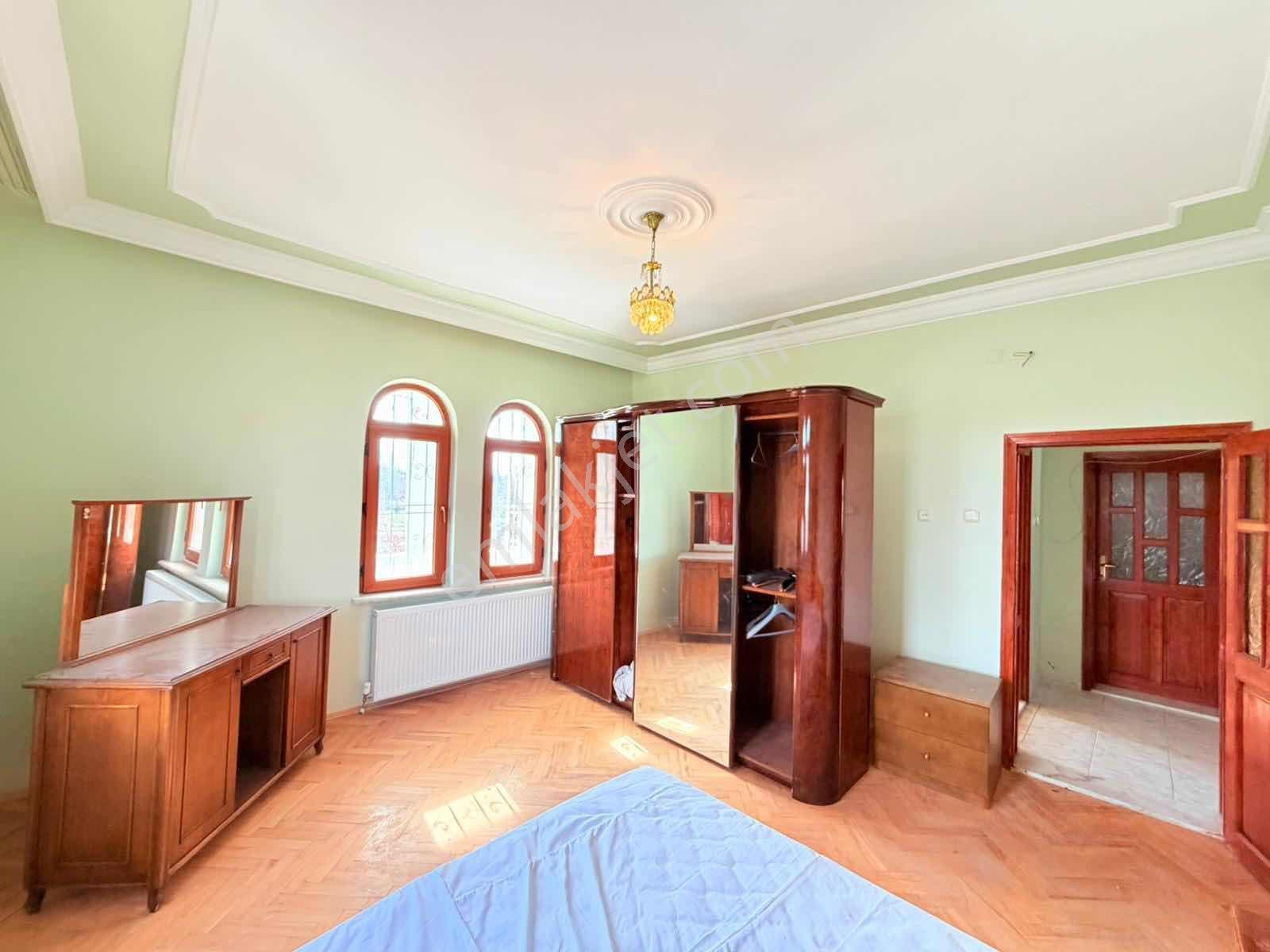 Toki Yolu Ana Cadde Üzerinde! 8 Odalı 3 Katlı Kiralık Villa - Görsel 14