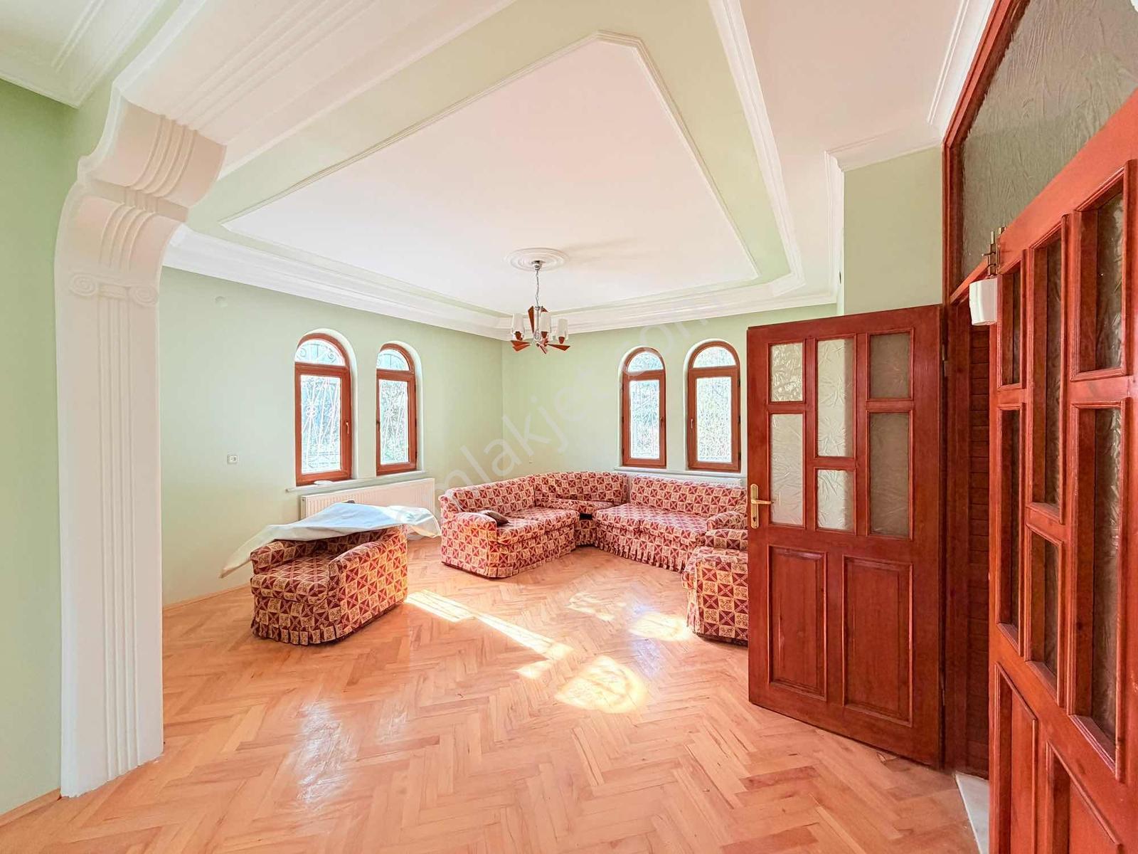 Toki Yolu Ana Cadde Üzerinde! 8 Odalı 3 Katlı Kiralık Villa - Görsel 15