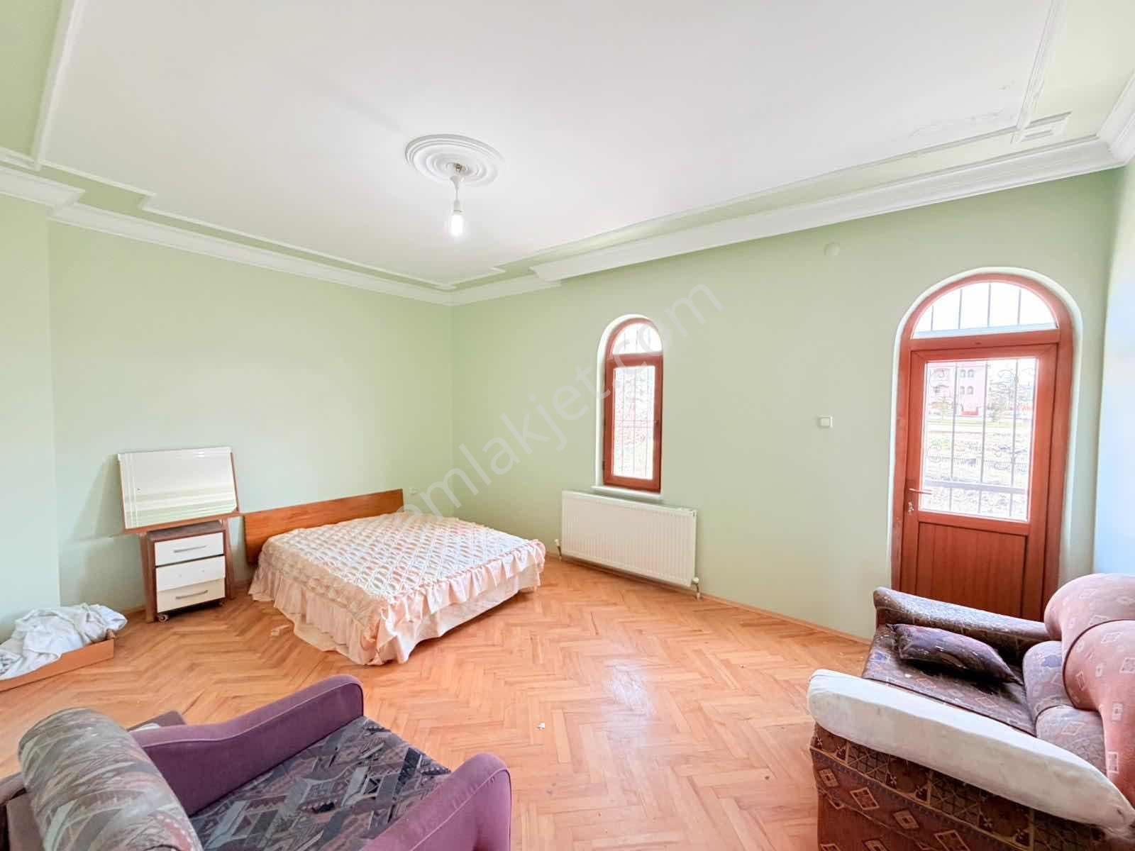 Toki Yolu Ana Cadde Üzerinde! 8 Odalı 3 Katlı Kiralık Villa - Görsel 11