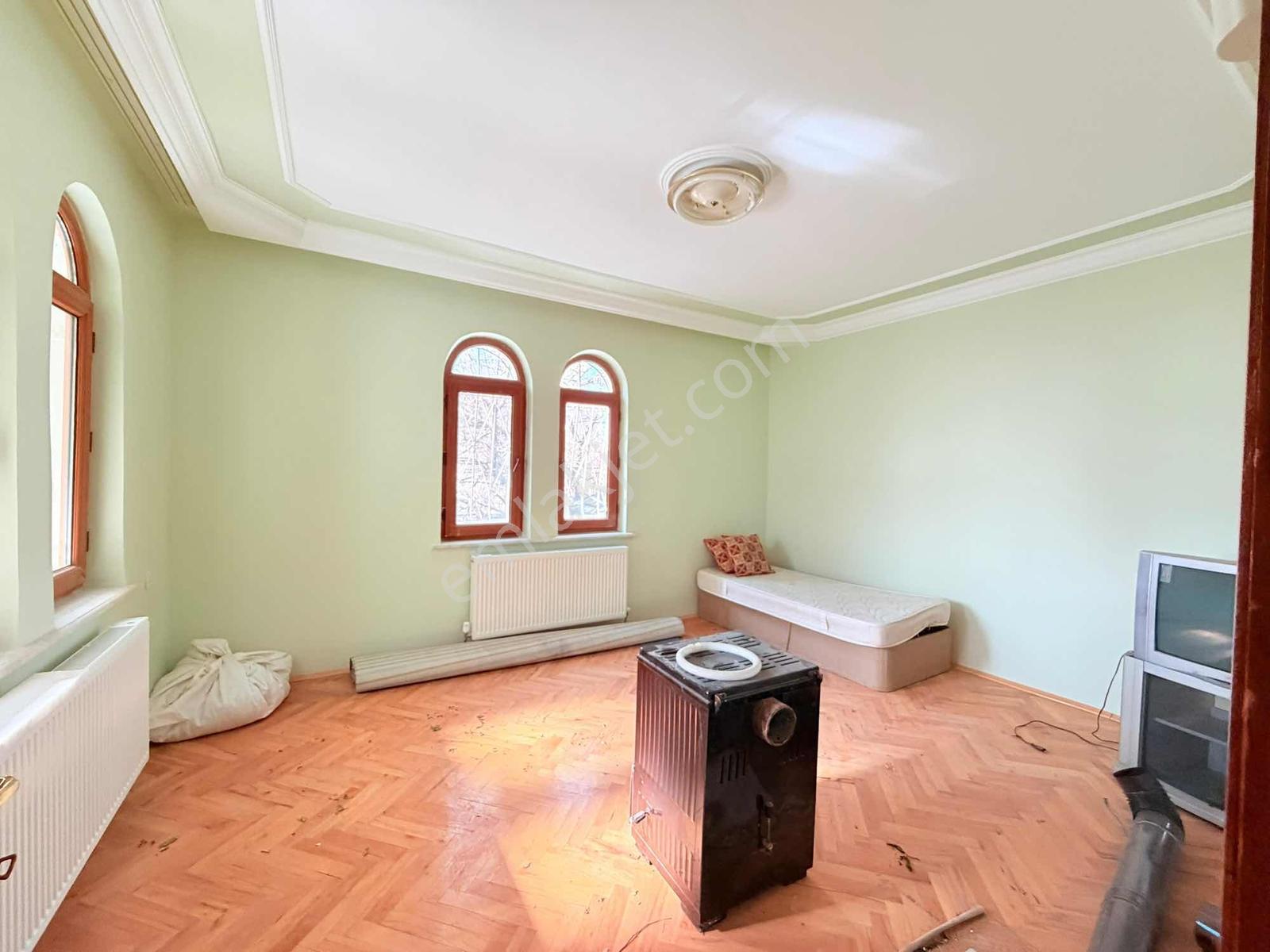 Toki Yolu Ana Cadde Üzerinde! 8 Odalı 3 Katlı Kiralık Villa - Görsel 16