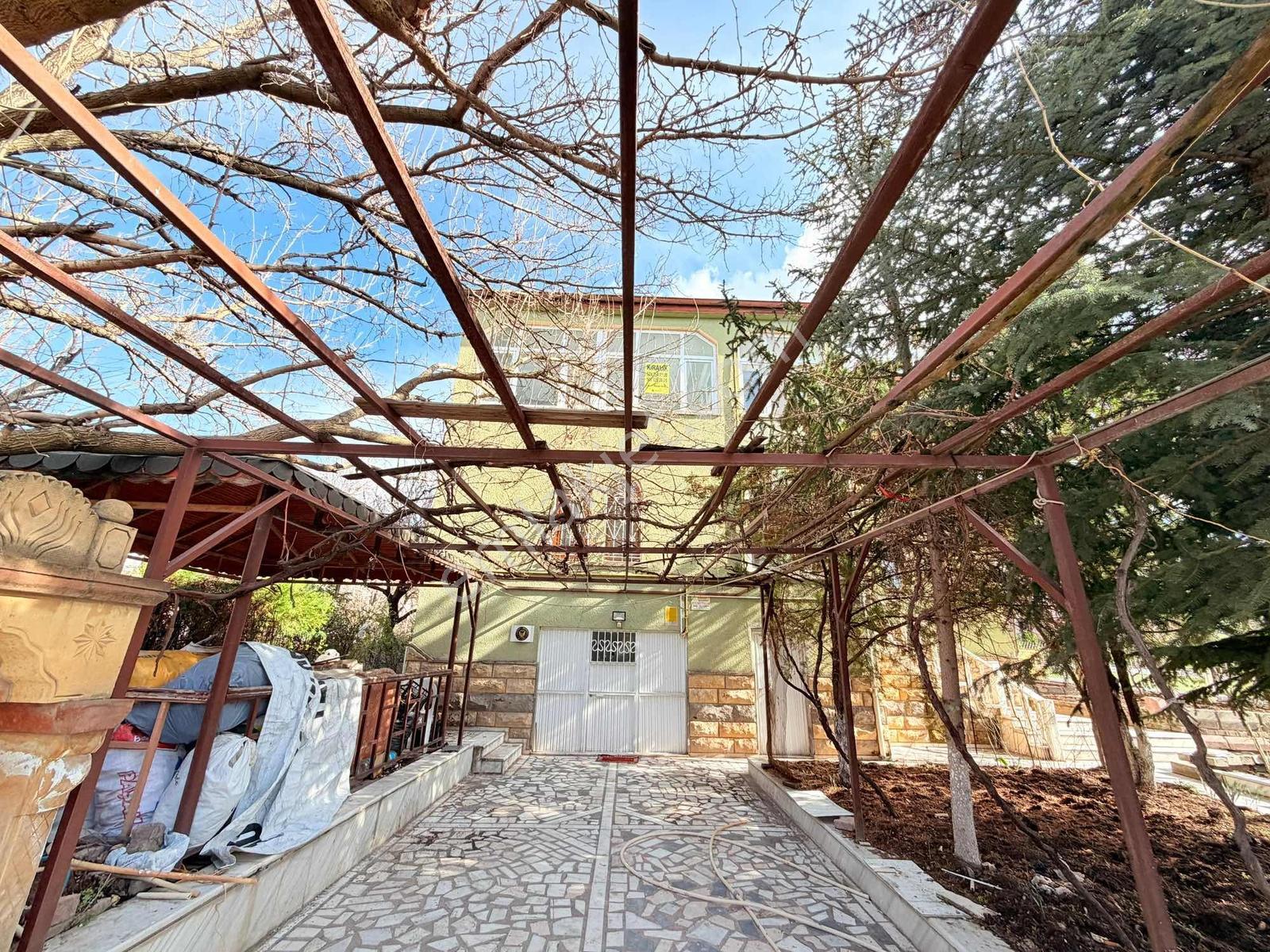 Toki Yolu Ana Cadde Üzerinde! 8 Odalı 3 Katlı Kiralık Villa - Görsel 4