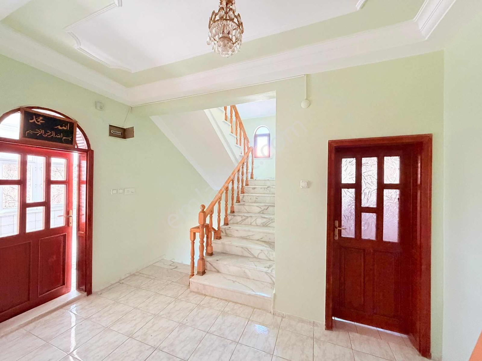 Toki Yolu Ana Cadde Üzerinde! 8 Odalı 3 Katlı Kiralık Villa - Görsel 3