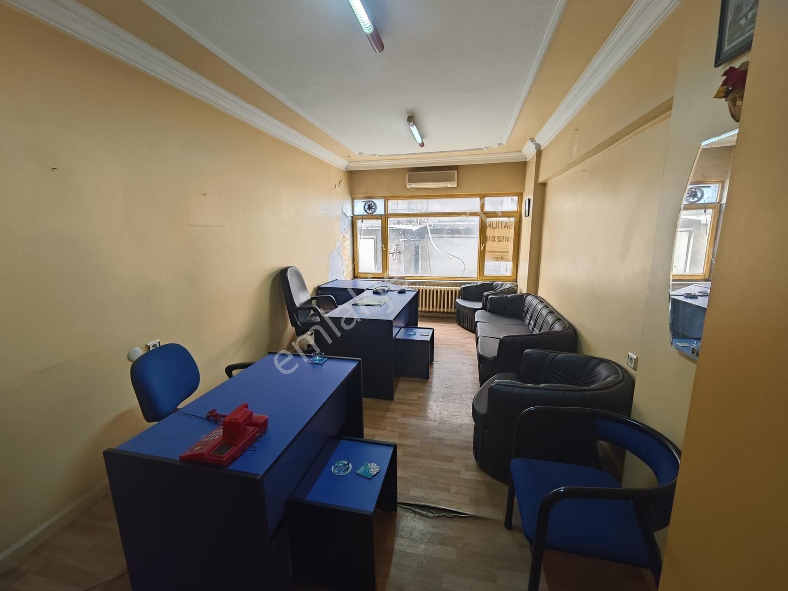 Okçular Çarşı İçinde Satılık Ofis