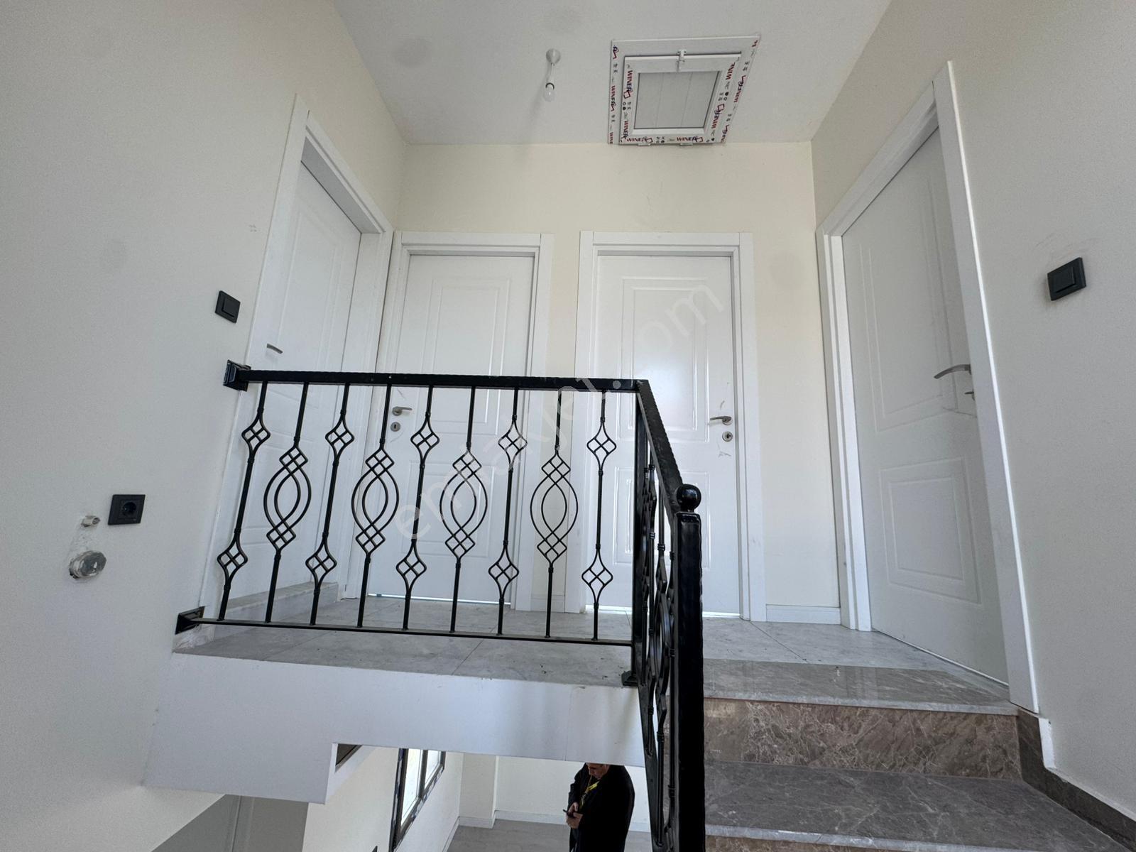 Foça'da Köşe Parselde 200m2 Bahçeli,sıfır 3+2 Triplex - Görsel 18