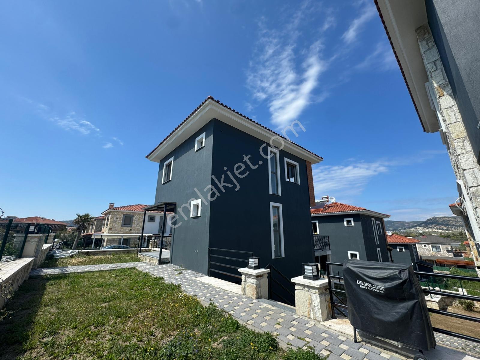 Foça'da Köşe Parselde 200m2 Bahçeli,sıfır 3+2 Triplex - Görsel 19