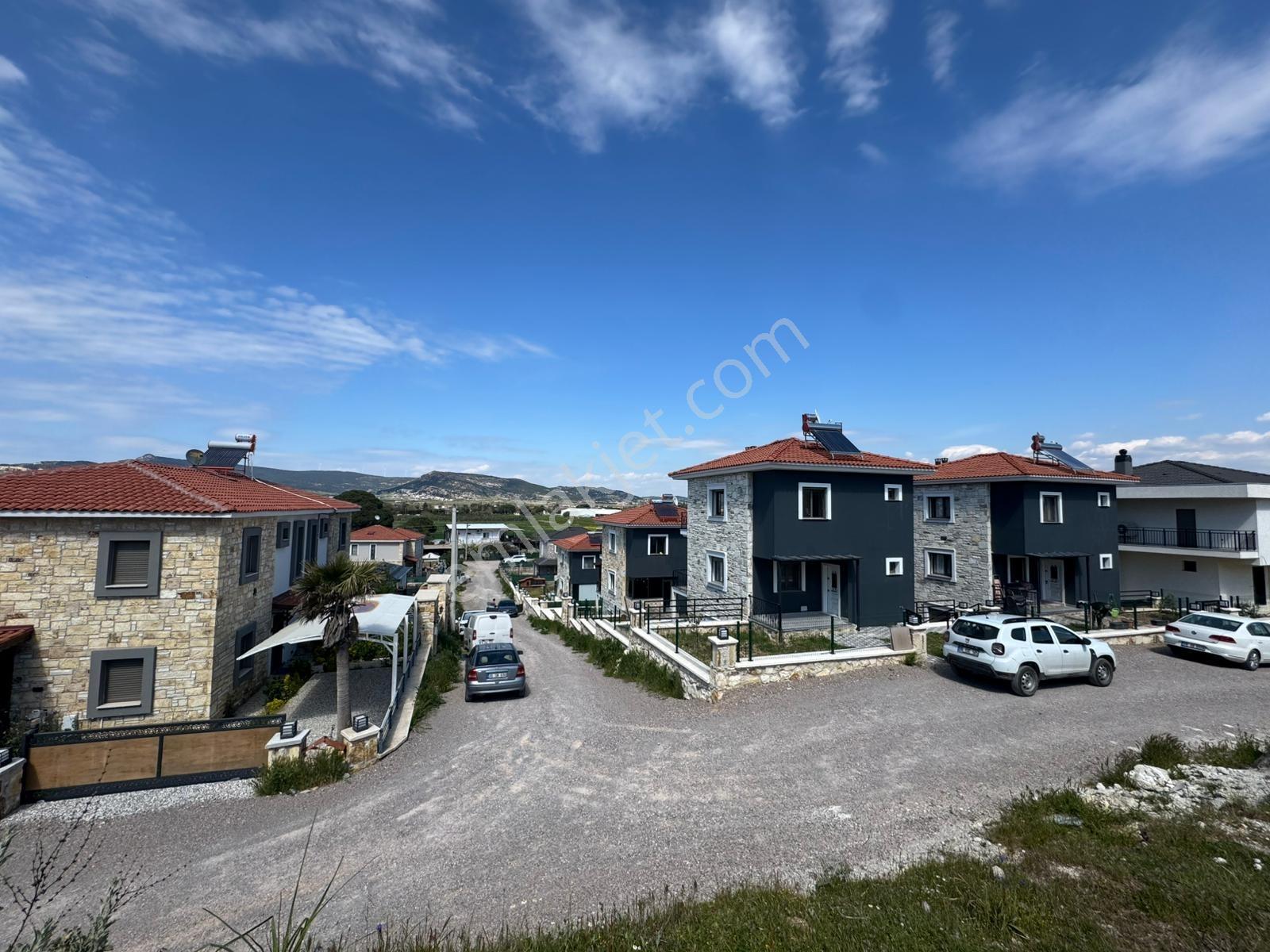 Foça'da Köşe Parselde 200m2 Bahçeli,sıfır 3+2 Triplex - Görsel 27