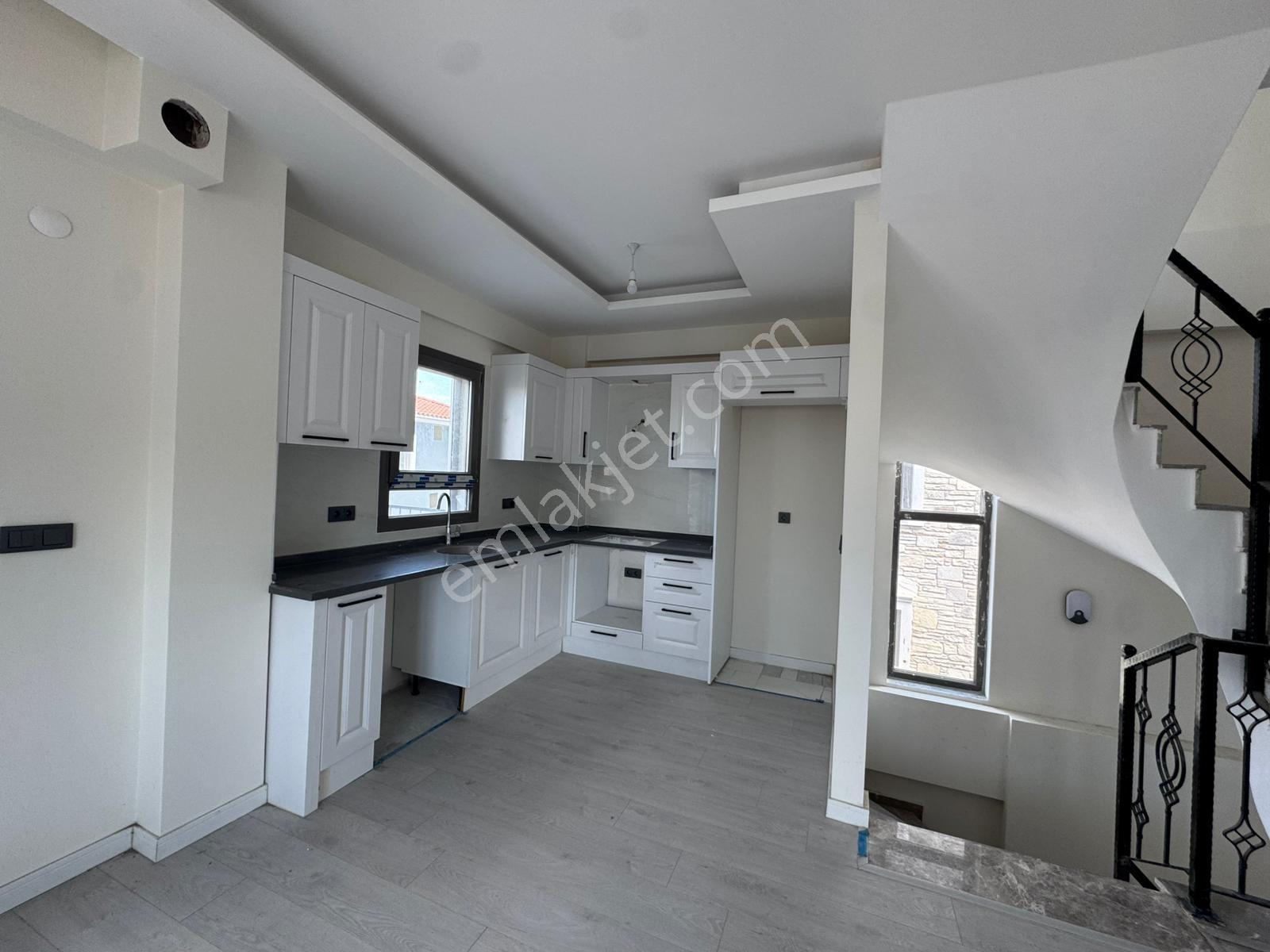 Foça'da Köşe Parselde 200m2 Bahçeli,sıfır 3+2 Triplex - Görsel 29