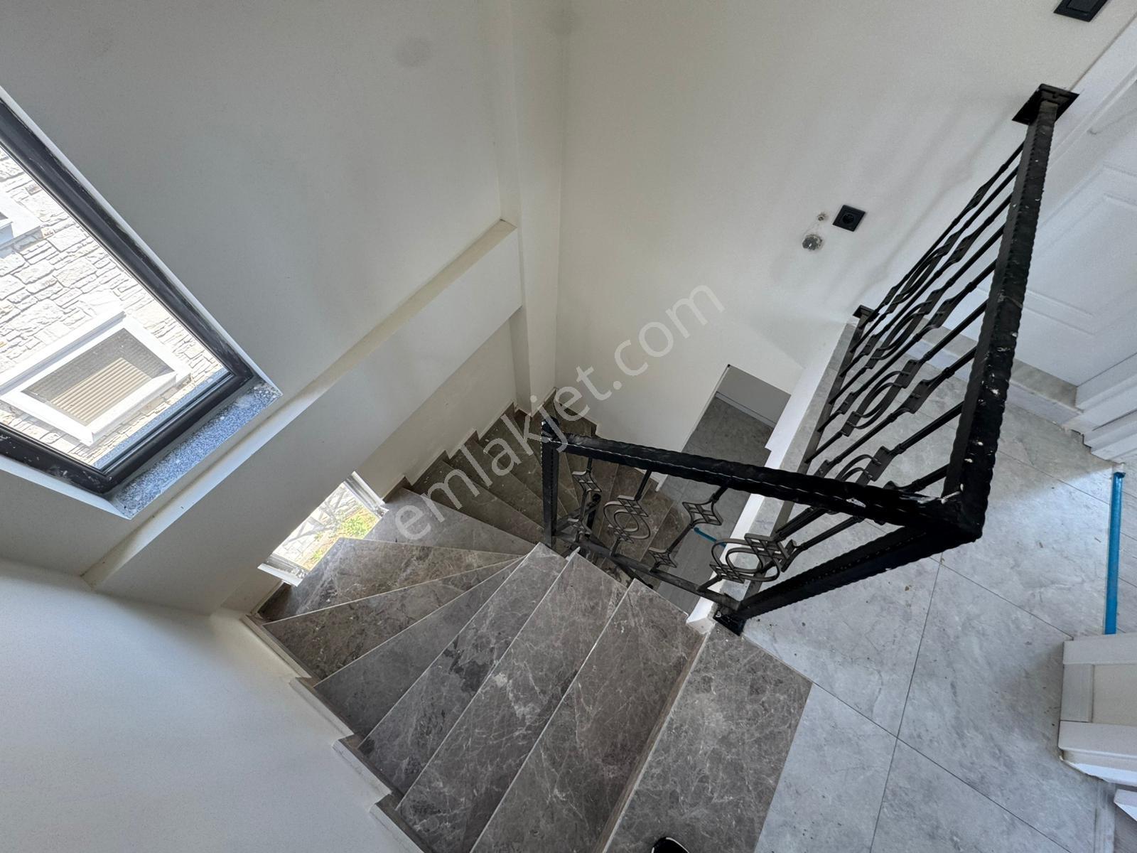 Foça'da Köşe Parselde 200m2 Bahçeli,sıfır 3+2 Triplex - Görsel 30