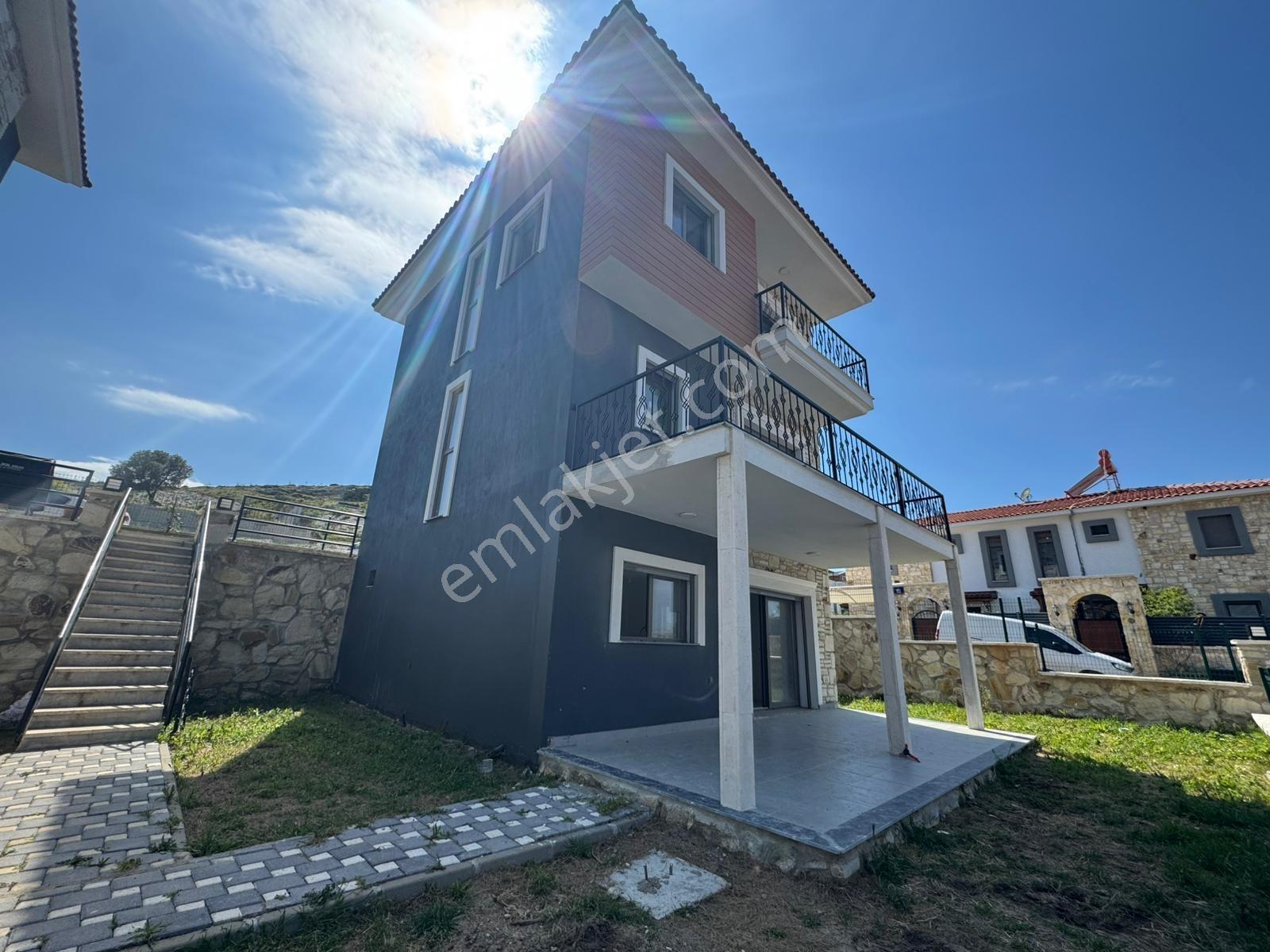 Foça'da Köşe Parselde 200m2 Bahçeli,sıfır 3+2 Triplex - Görsel 22