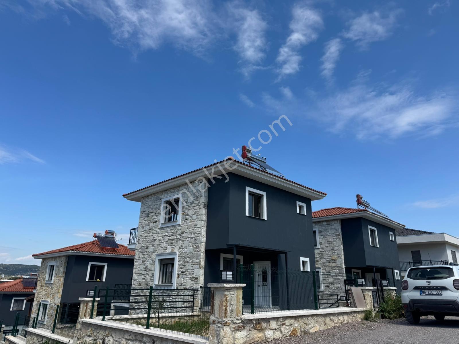 Foça'da Köşe Parselde 200m2 Bahçeli,sıfır 3+2 Triplex - Görsel 14