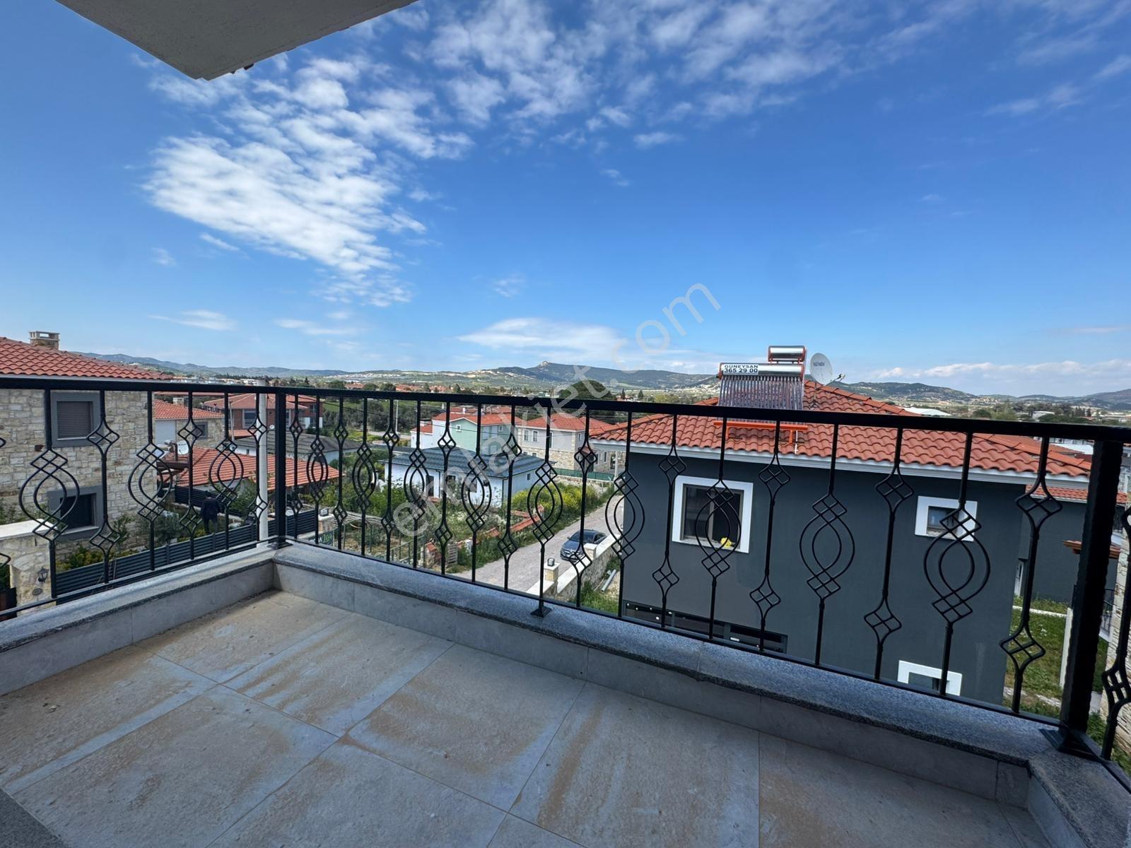 Foça'da Köşe Parselde 200m2 Bahçeli,sıfır 3+2 Triplex - Görsel 31