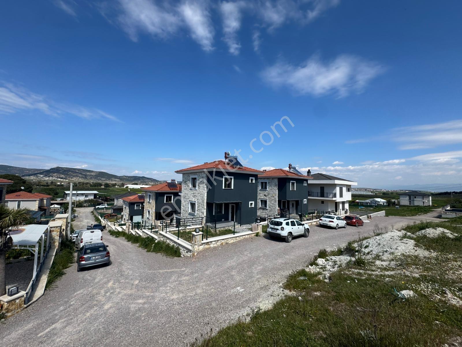 Foça'da Köşe Parselde 200m2 Bahçeli,sıfır 3+2 Triplex - Görsel 23
